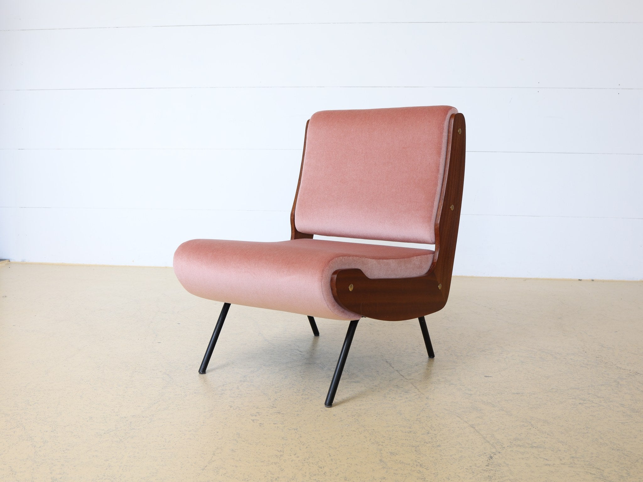 Detailansicht der Holzfurnier-Schale am italienischen Vintage-Sessel