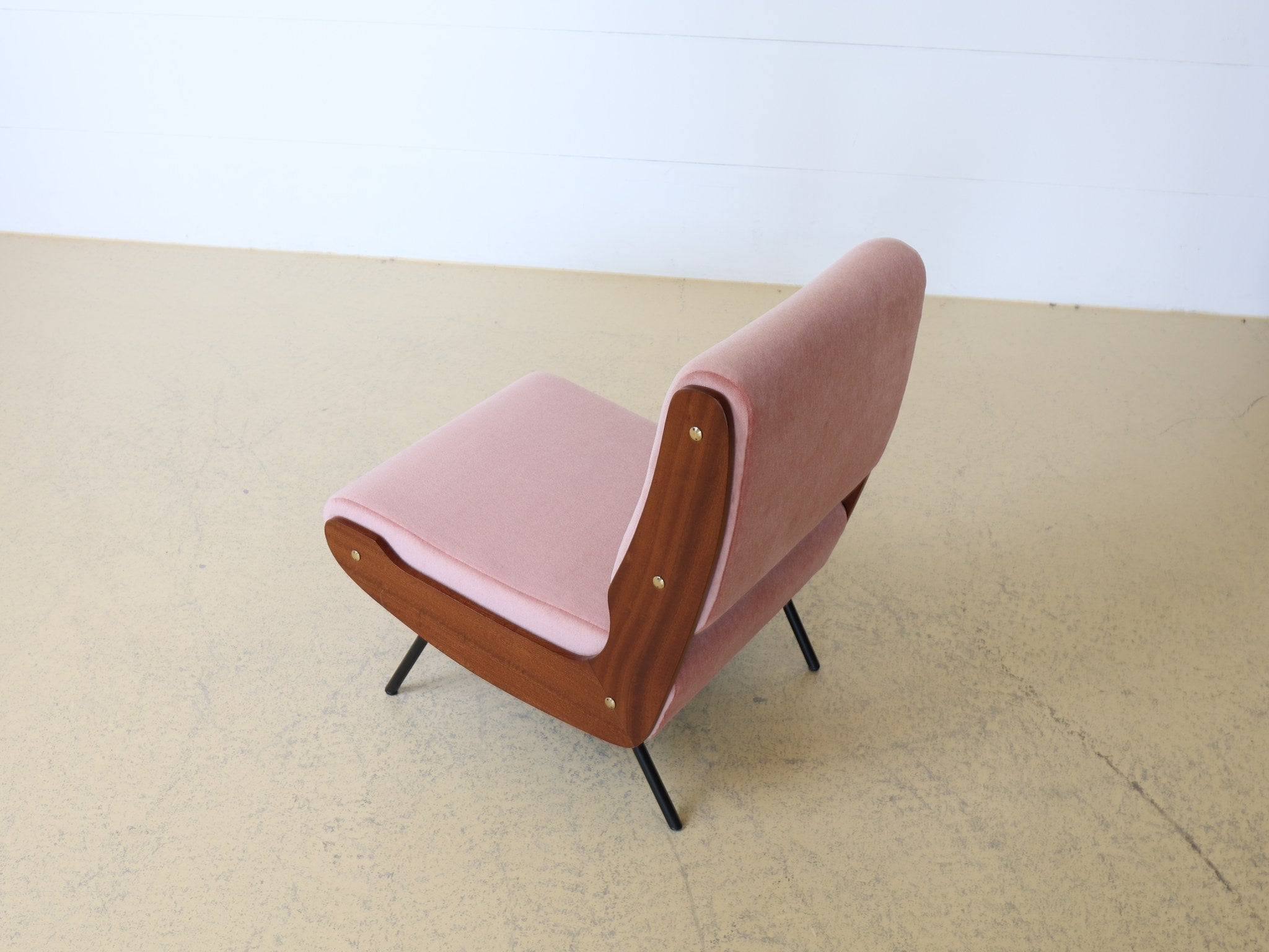 Mid-Century Sessel aus Italien mit geschwungener Sperrholzschale und Messingnieten Seitenansicht