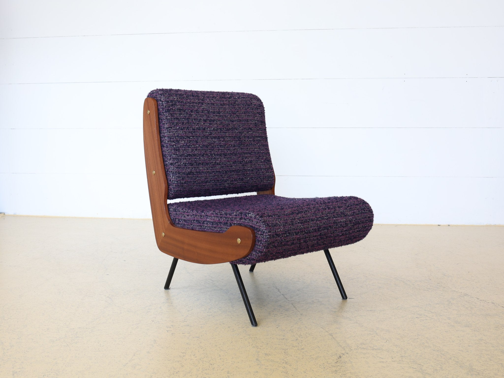 Mid-Century Sitzmöbel Pouf violett Bouclé elegantes Design