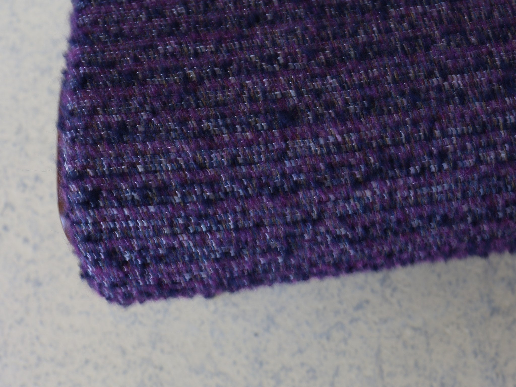 Bouclé Pouf violett meliert Wohnzimmer Accessoire Ansicht von oben