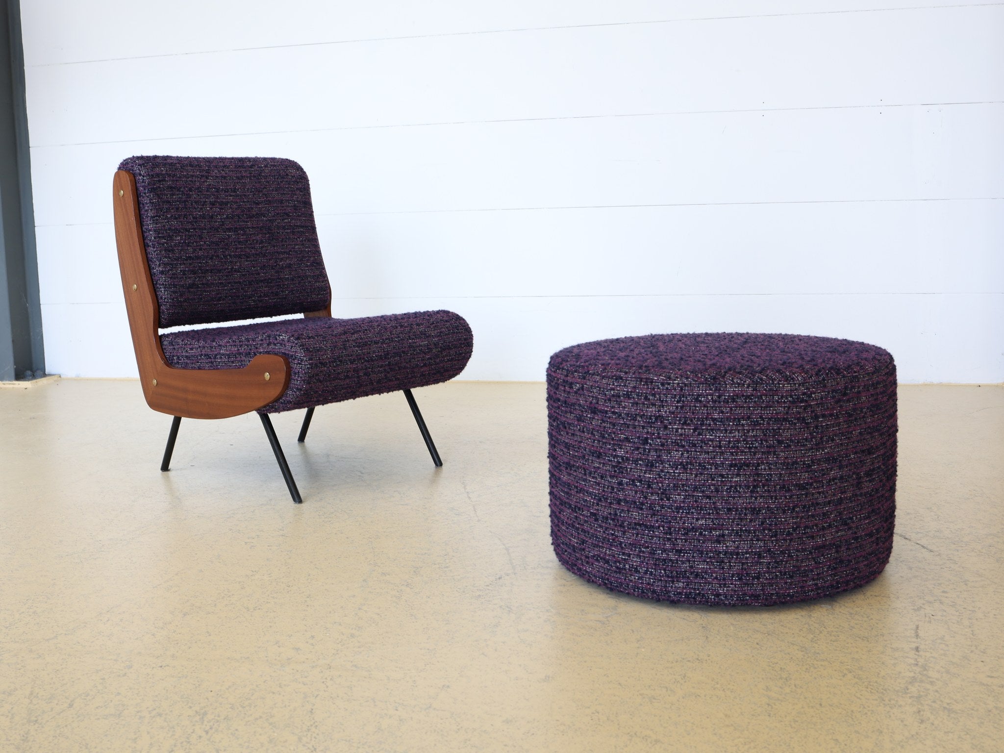 Hocker zylindrisch Bouclé-Stoff violett bei atelier TILIJA Meinisberg