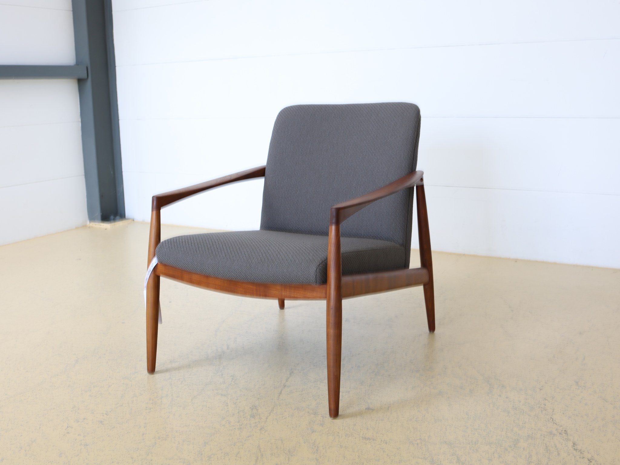 Mid-Century Lounge Sessel grau Nussbaum Gesamtansicht atelier TILIJA