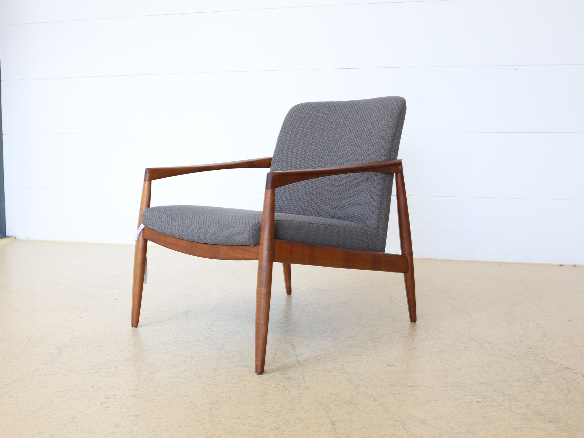 Lounge Sessel Massivholz Nussbaum organische Armlehnen Detailaufnahme