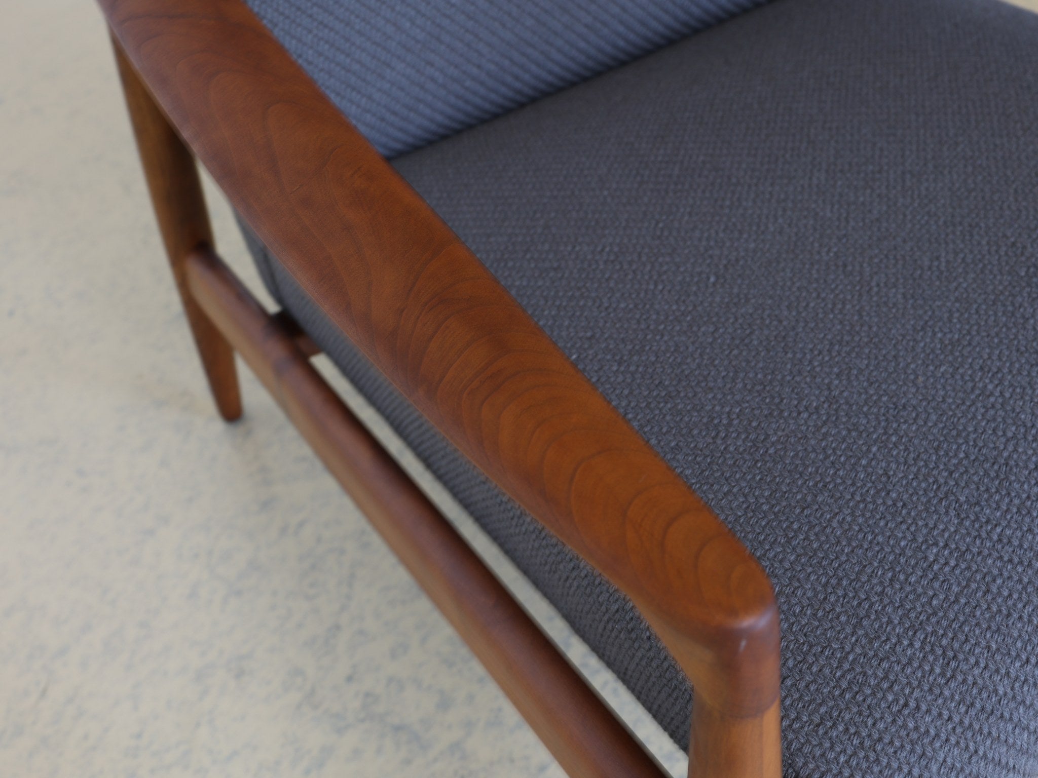 Skandinavischer Mid-Century Sessel Holzgestell Rückenansicht