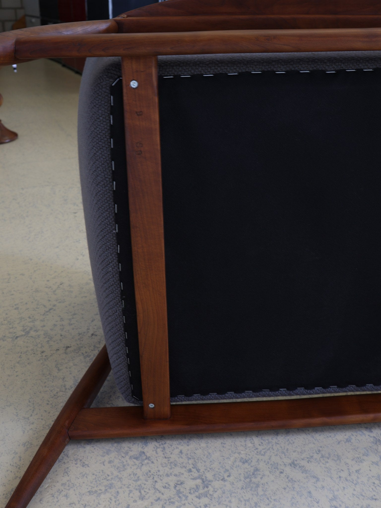 Lounge Chair nordisches Design Armlehne Holzmaserung Detail