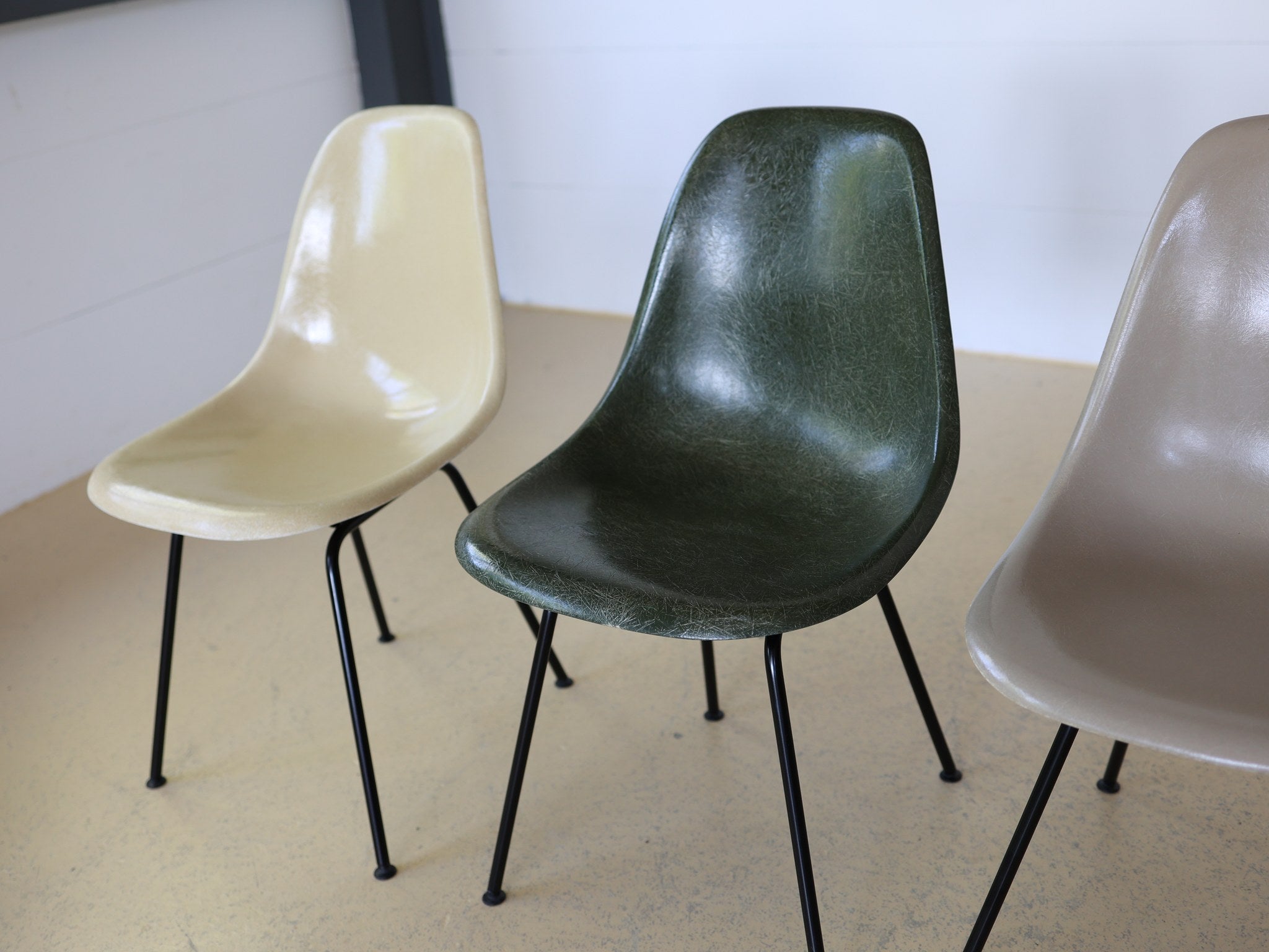 Detail der charakteristischen H-Base Konstruktion eines Eames DSX Stuhls
