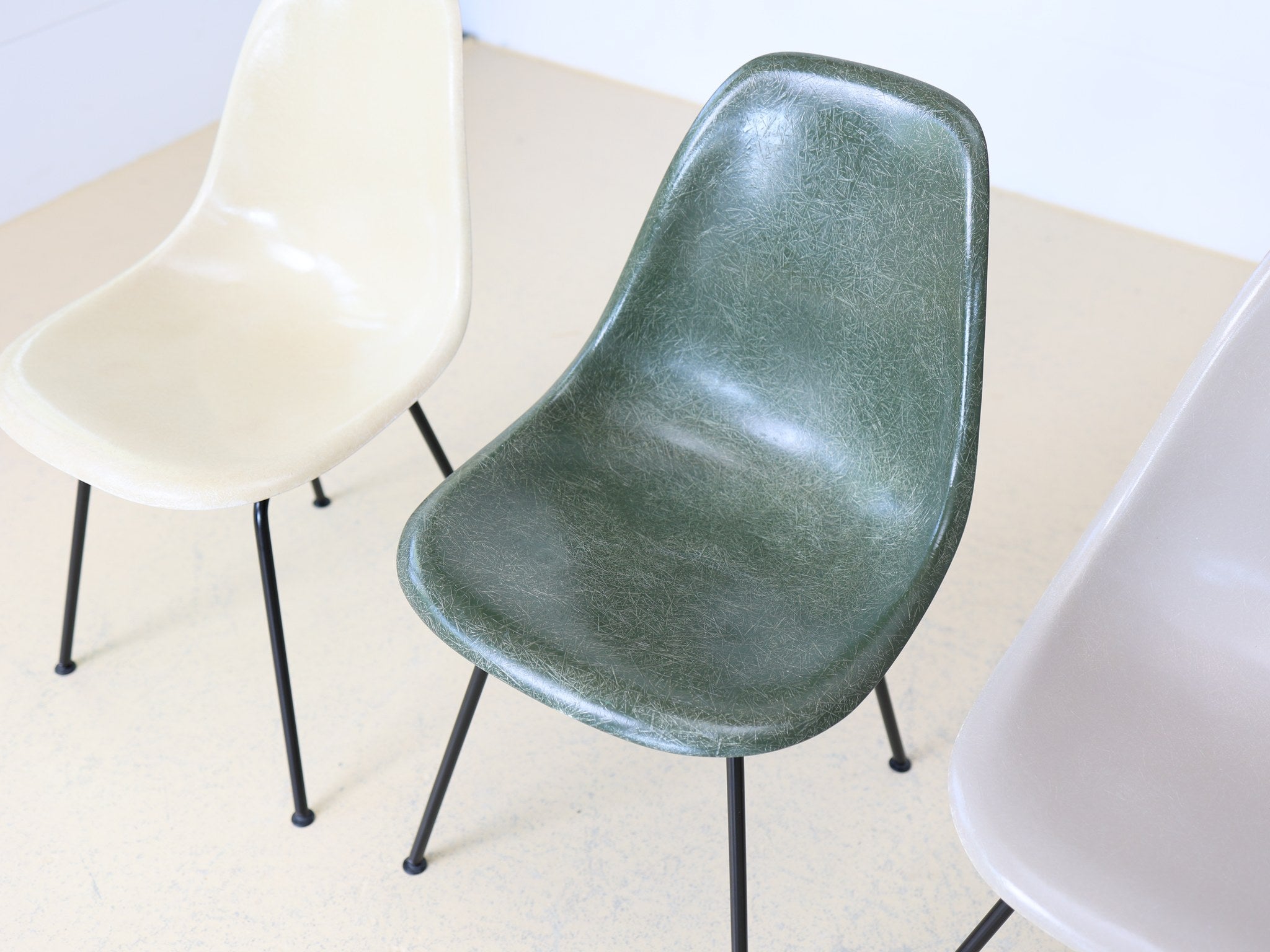 Seitenansicht Eames DSX Stuhl mit charakteristischer Fiberglas-Schale und H-Base Gestell