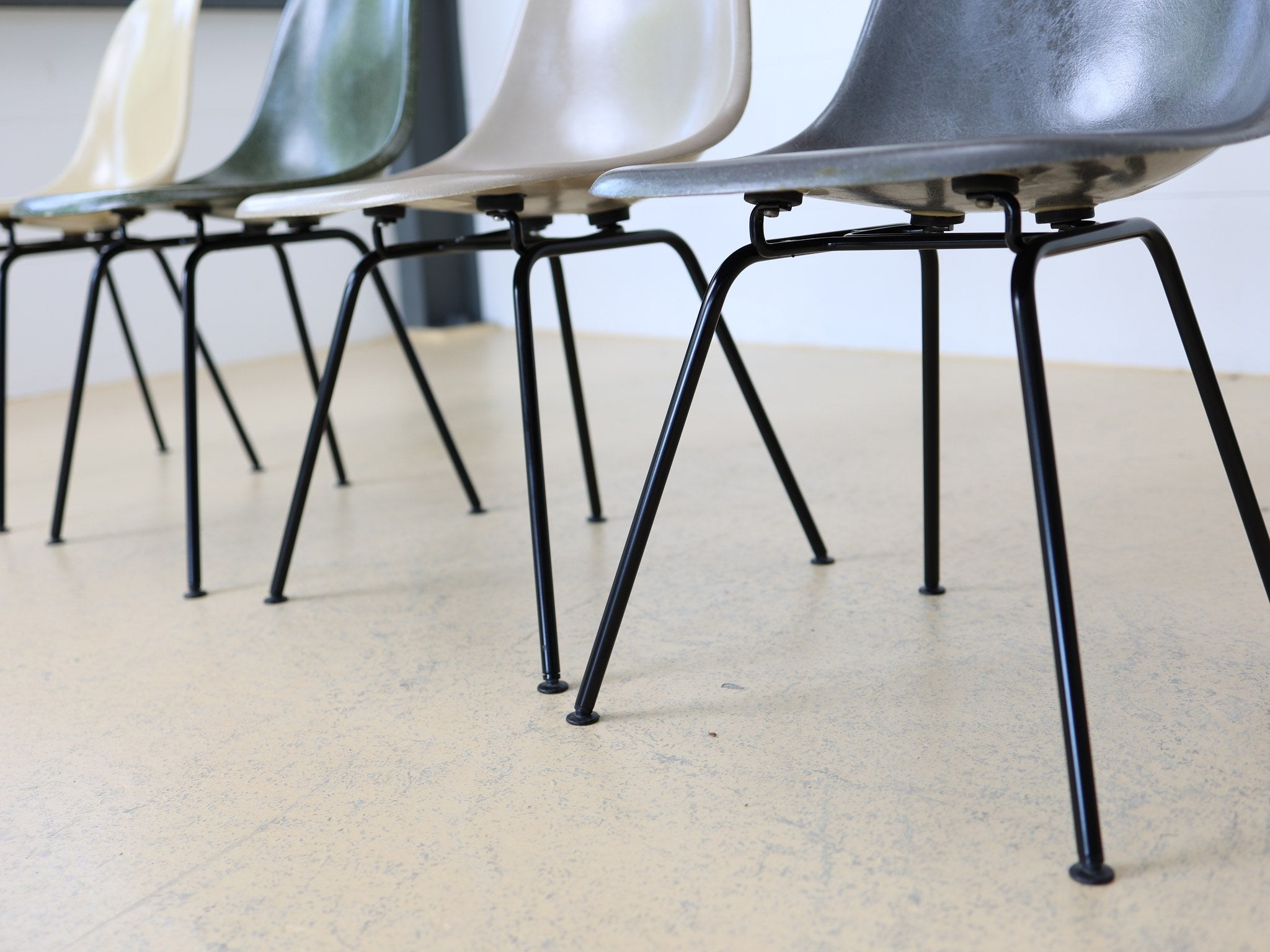 Detailaufnahme der authentischen Glasfaserstruktur eines vintage Eames Fiberglass Chairs