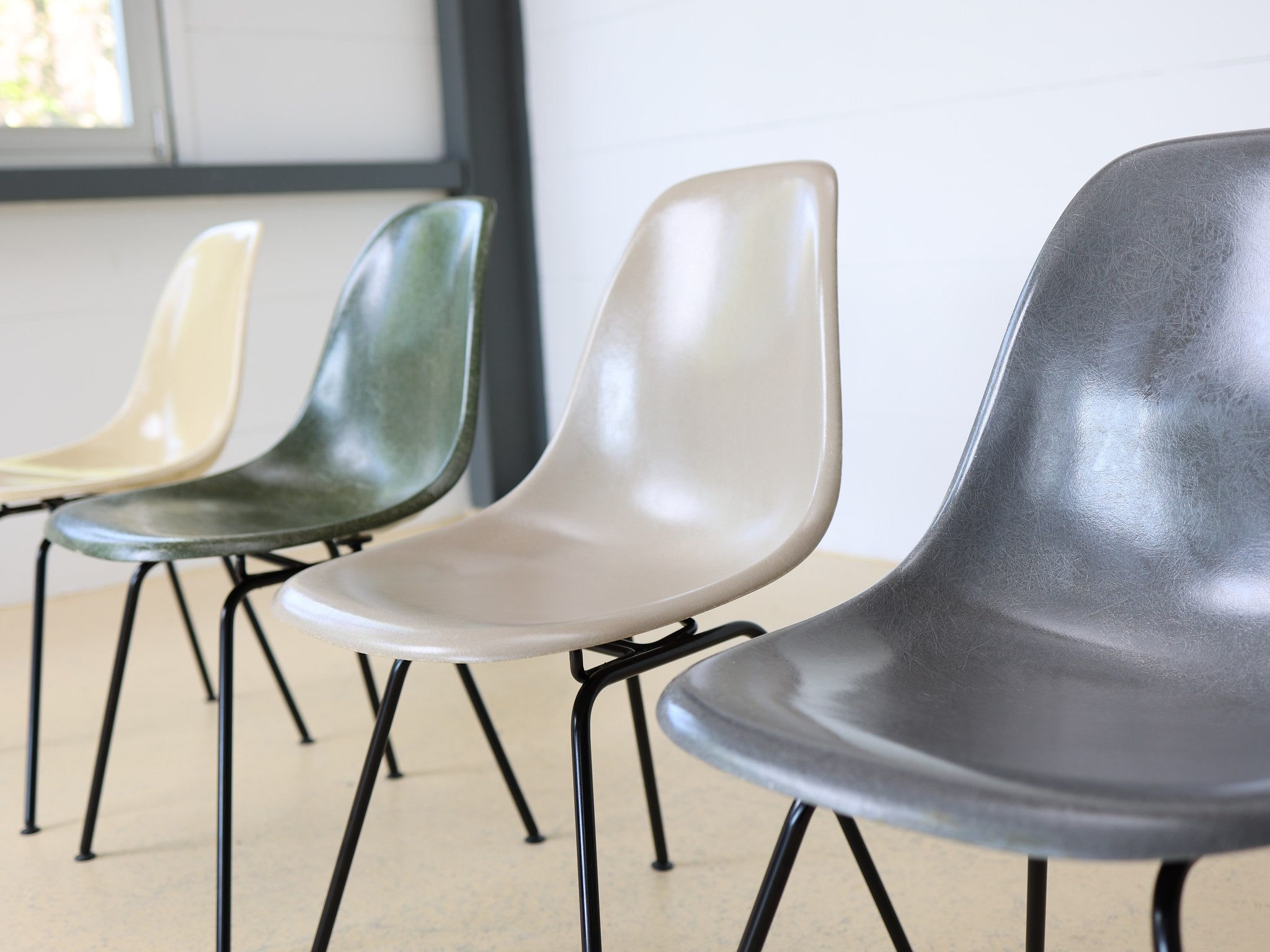 Vier Eames Fiberglass Chairs in Parchment, Olive, Greige und Elephant Hide Grey