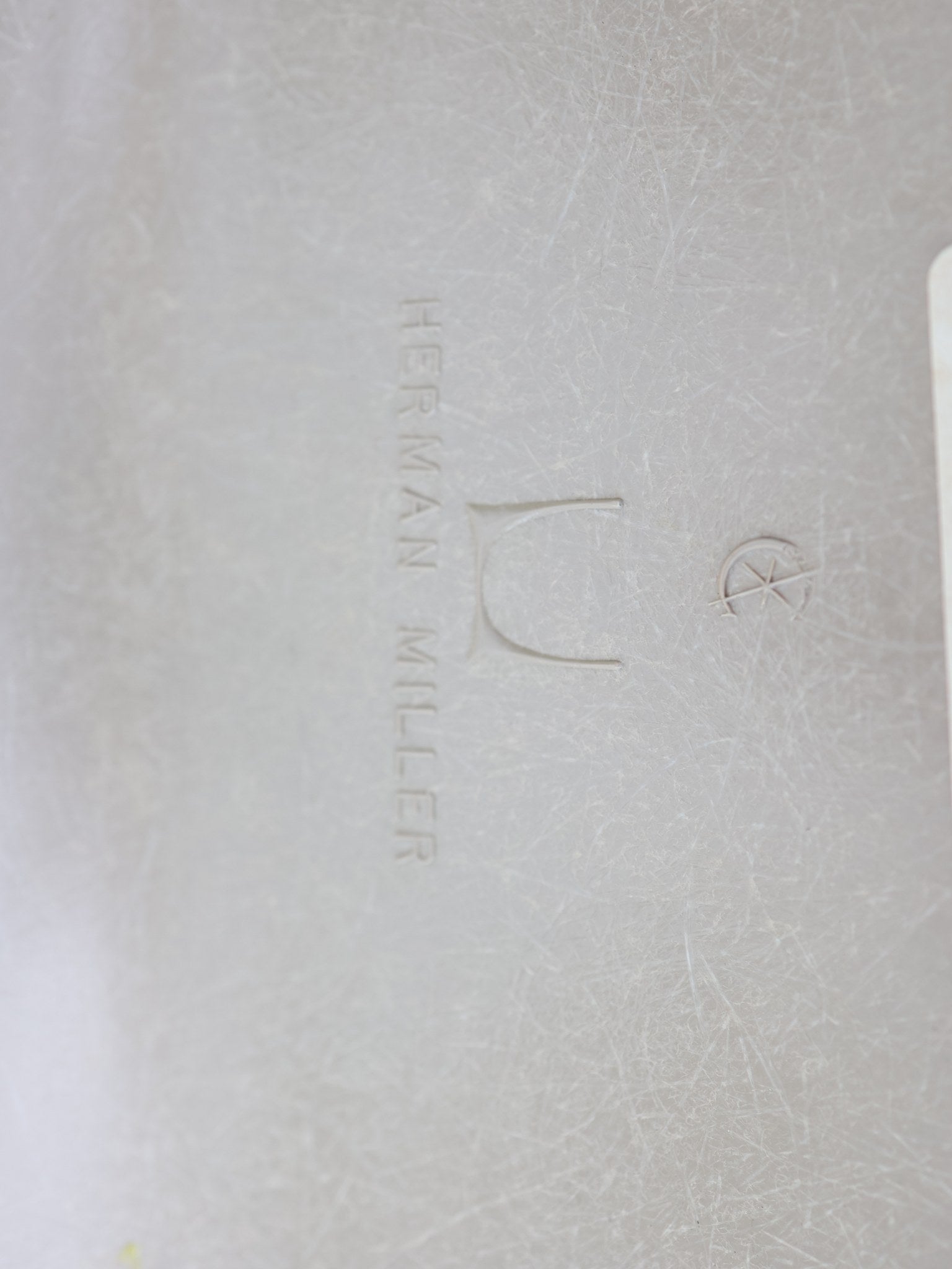 Authentische Vintage-Patina auf der Fiberglas-Oberfläche eines Eames Chairs