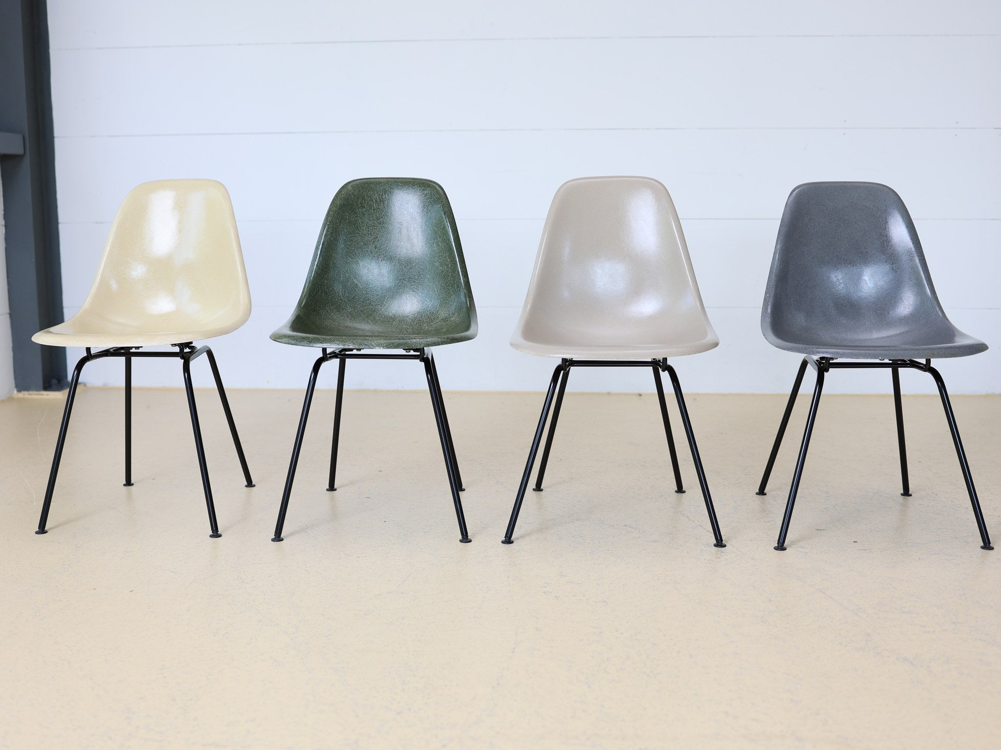 Komplettes 4er Set Eames Fiberglass Side Chairs aus verschiedenen Blickwinkeln