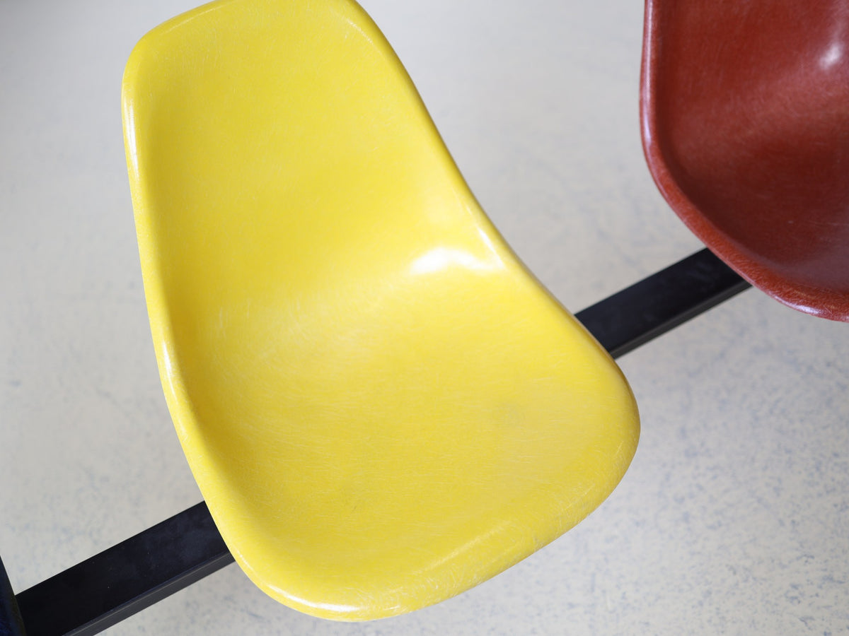 Eames Tandem Seating / La Fonda Base – 4-Sitzer Fiberglass Shell Chair Bench Foto 12