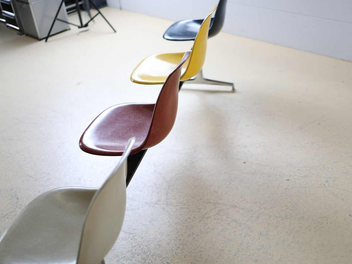 Eames Tandem Seating / La Fonda Base – 4-Sitzer Fiberglass Shell Chair Bench Foto 15