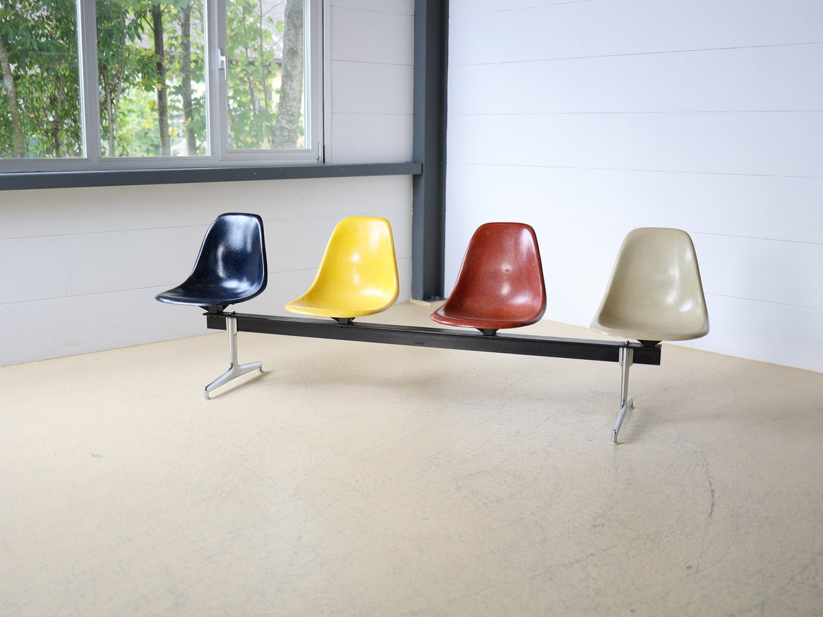 Eames Tandem Seating / La Fonda Base – 4-Sitzer Fiberglass Shell Chair Bench Foto 3