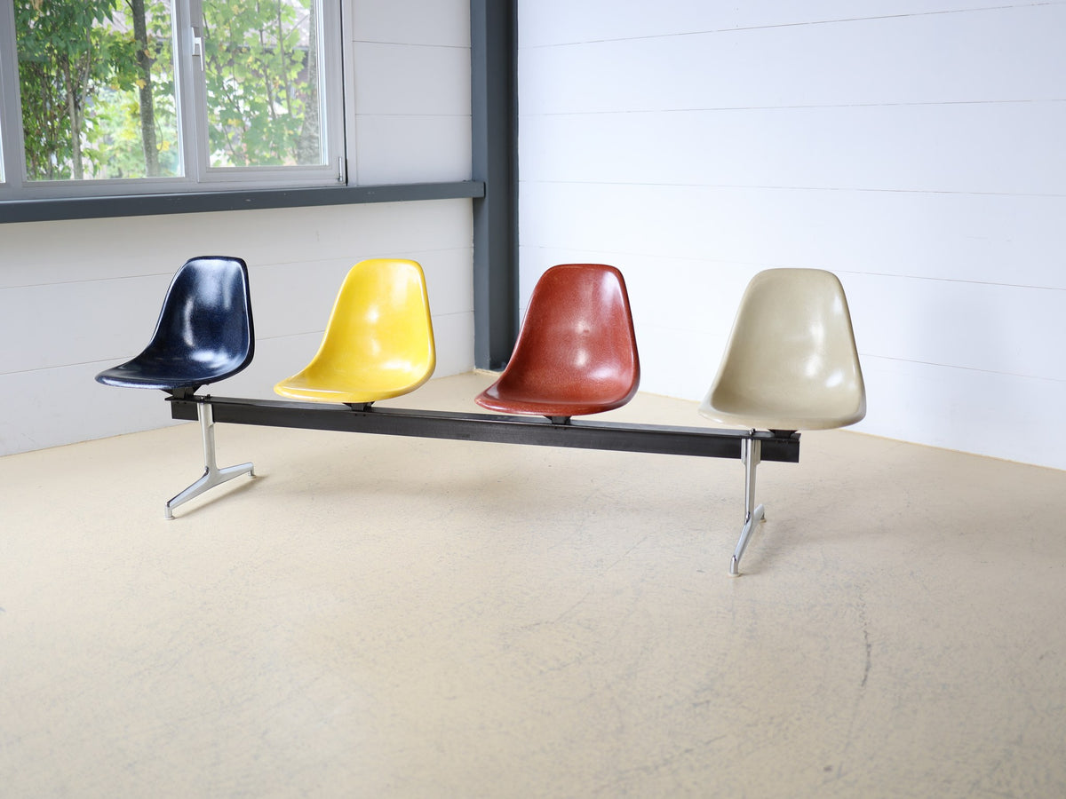 Eames Tandem Seating / La Fonda Base – 4-Sitzer Fiberglass Shell Chair Bench Foto 4