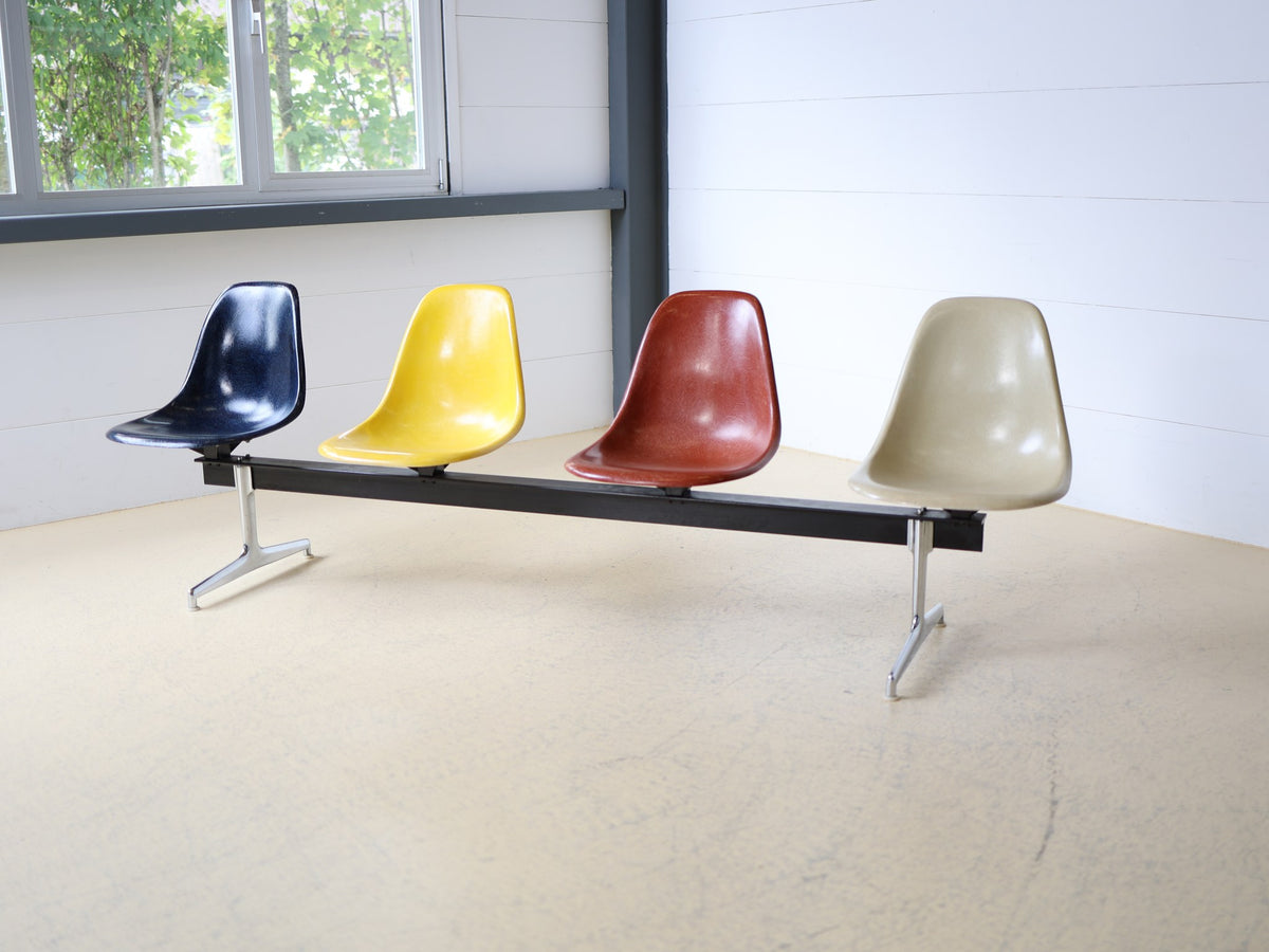 Eames Tandem Seating / La Fonda Base – 4-Sitzer Fiberglass Shell Chair Bench Foto 5