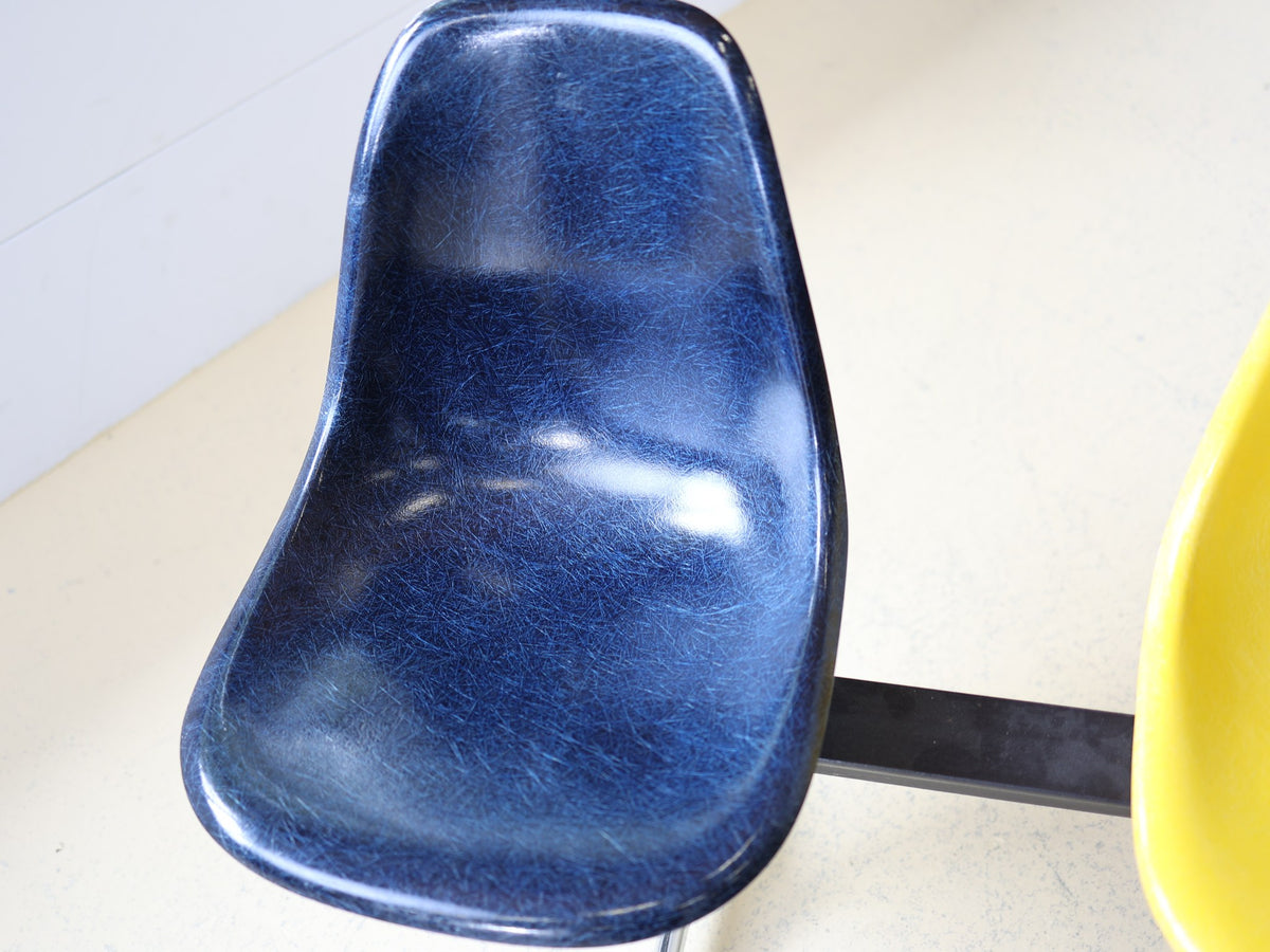Eames Tandem Seating / La Fonda Base – 4-Sitzer Fiberglass Shell Chair Bench Foto 9