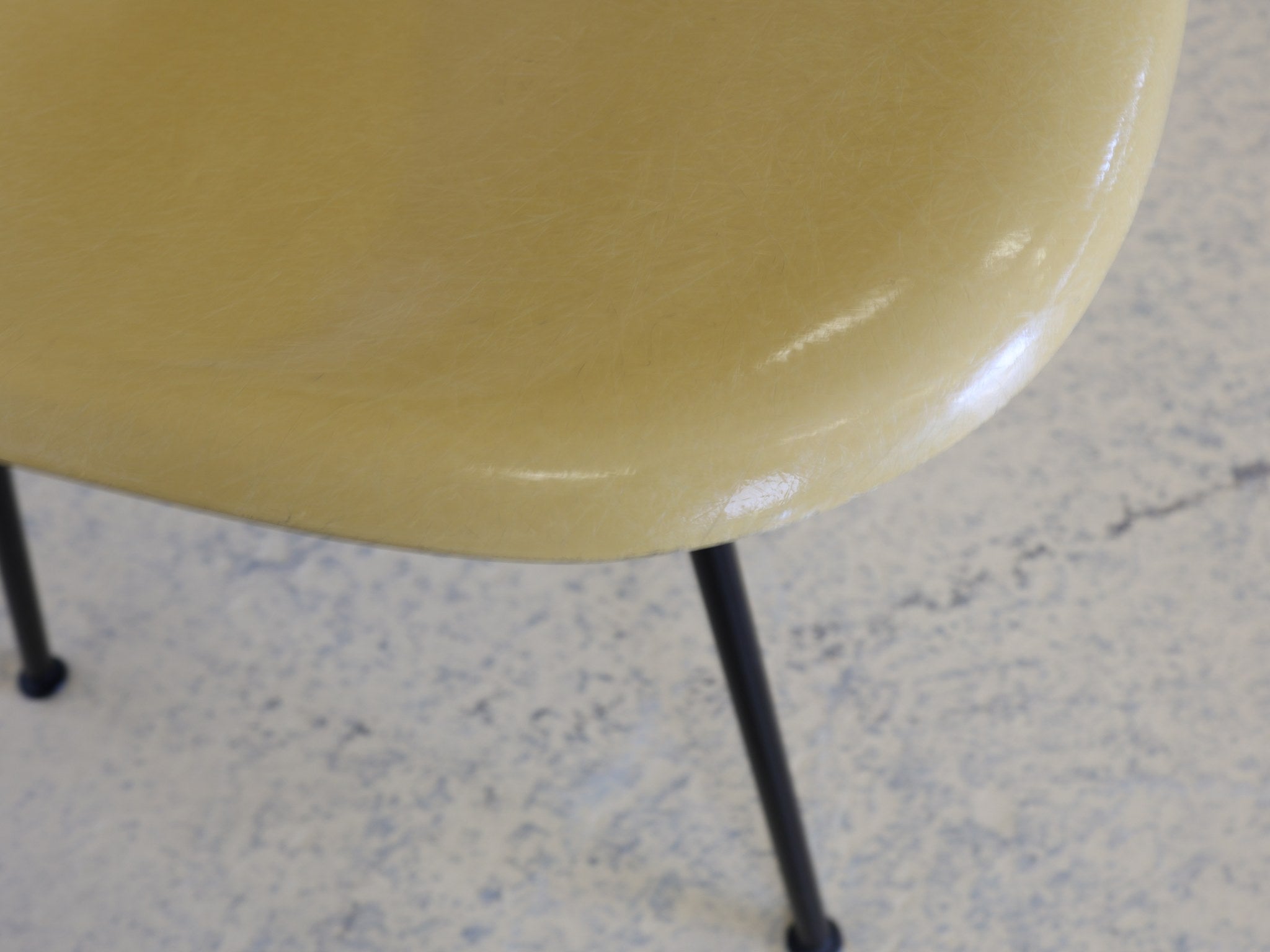 Eames DSX Fiberglass Chair Set vier Vintage-Farben Herman Miller Frontalansicht