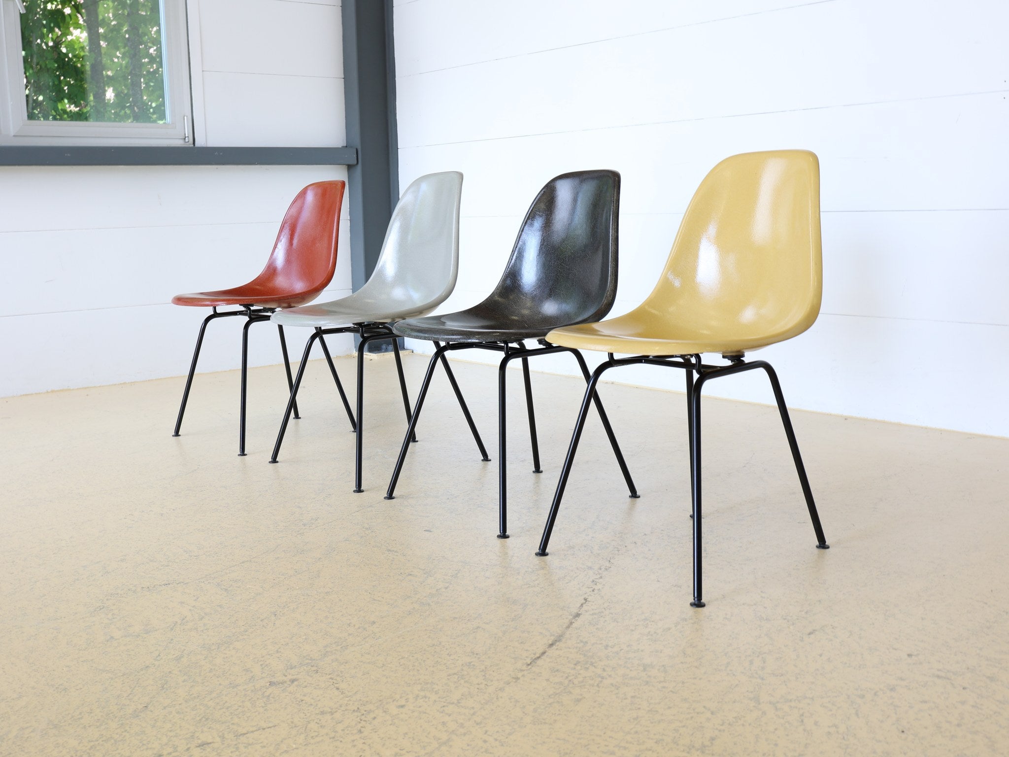 Eames Fiberglass Side Chair Terracotta und Ocker Detail Glasfaserstruktur