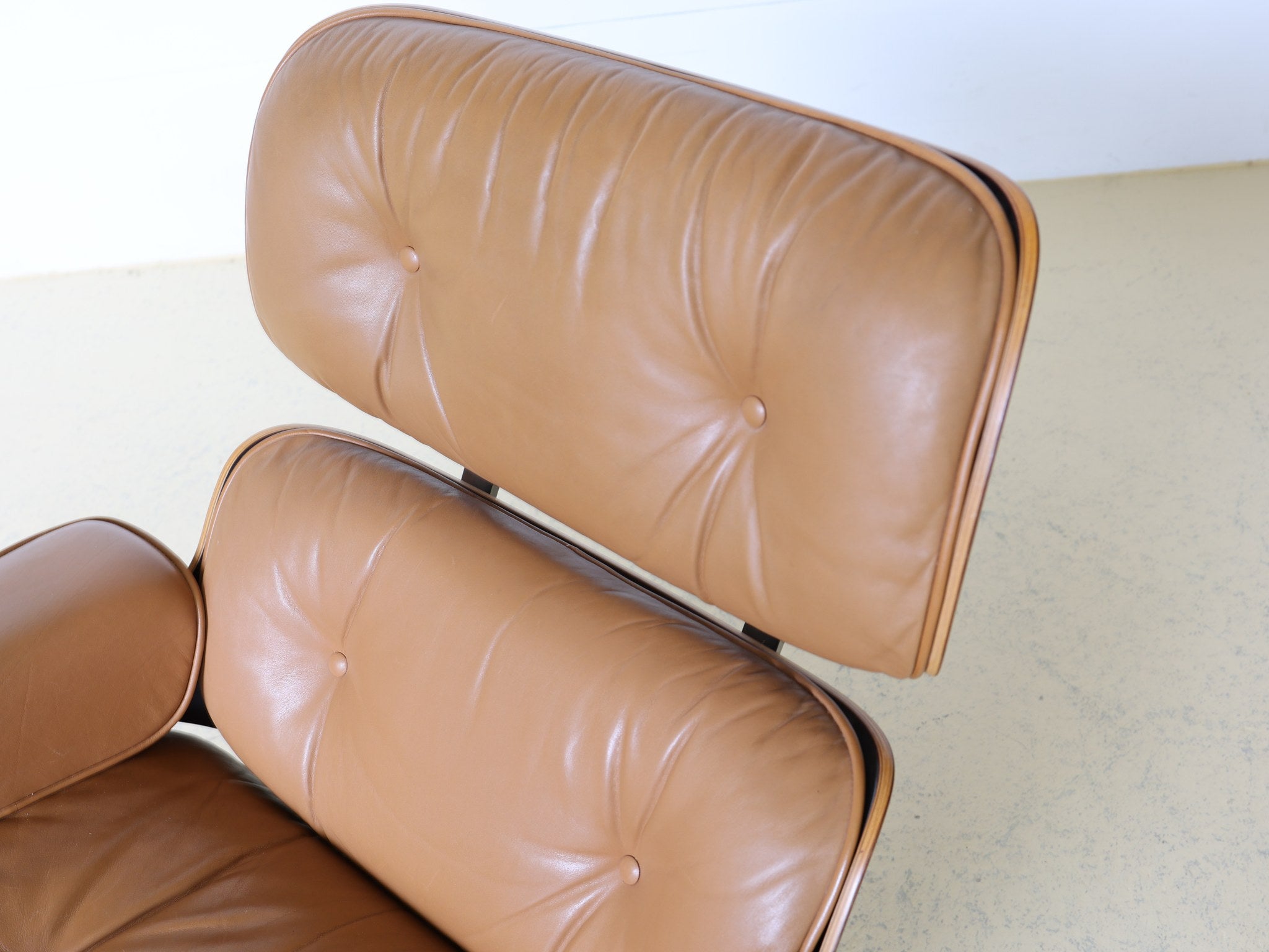Eames Lounge Chair Palisander Kopfstütze mit Lederpolster