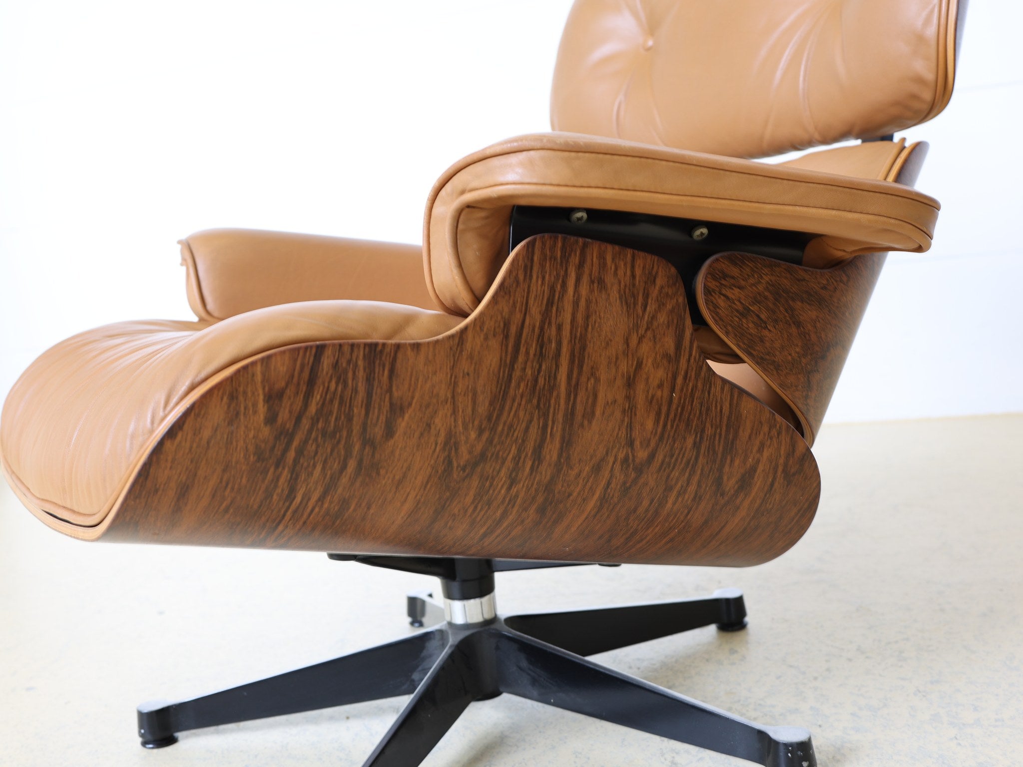 Eames Lounge Chair 670 Detail Metallbeschläge und Gummipuffer