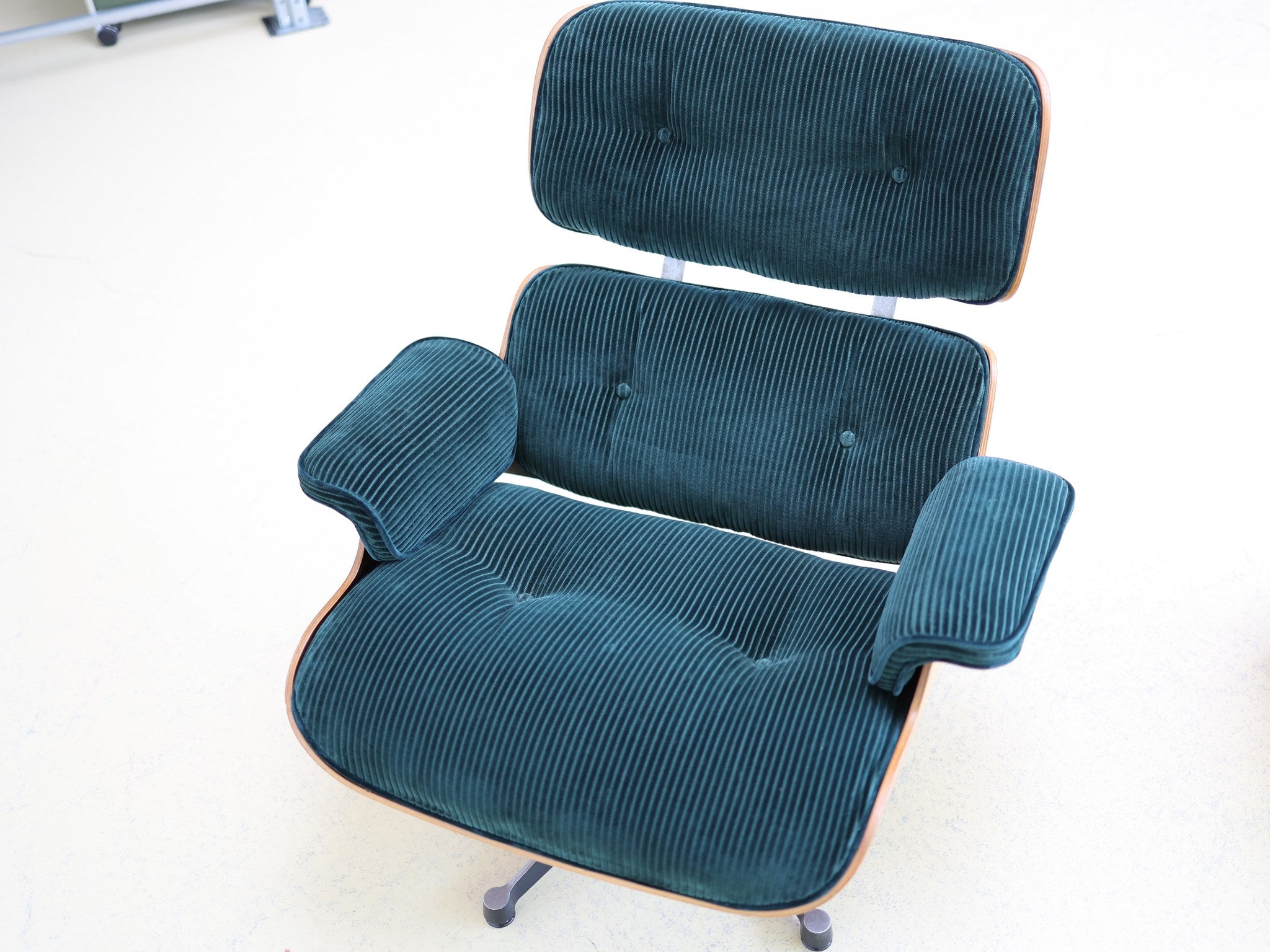 Herman Miller Stempel Designer Charles Eames Original-Label Nahaufnahme