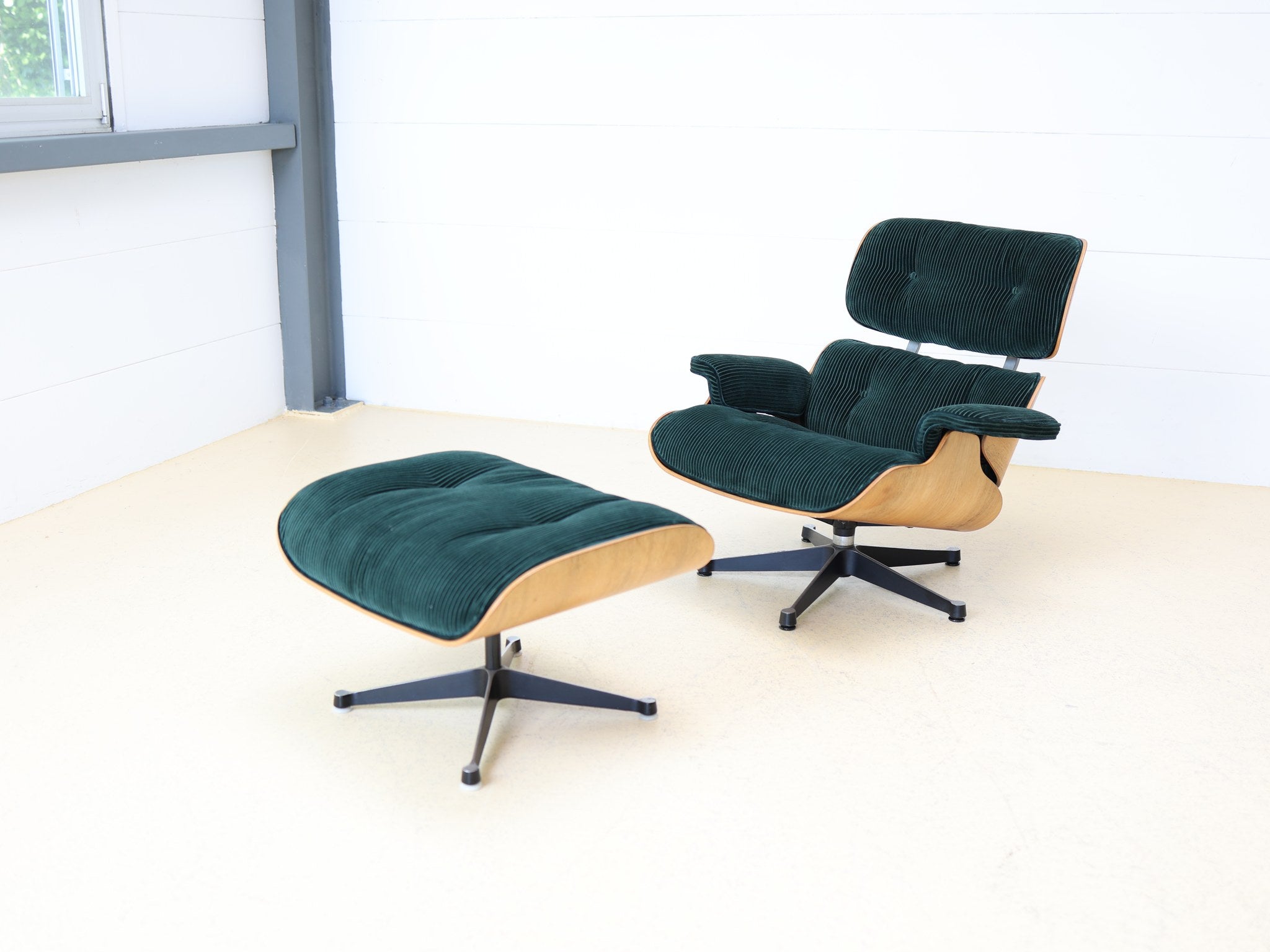 Eames Lounge Chair Rückenlehne Cord-Stoff Petrol Nahaufnahme