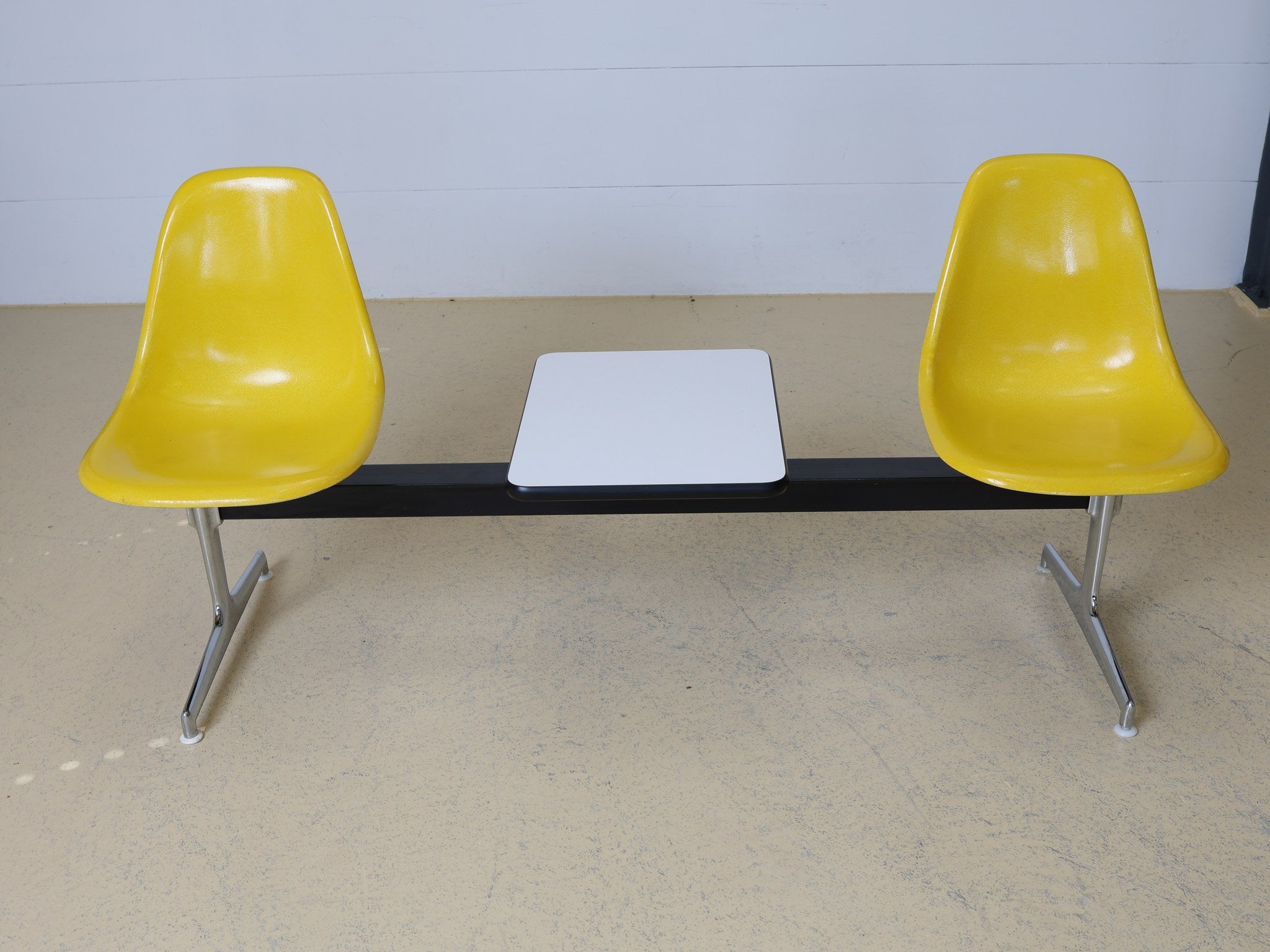 Eames Tandem Sling Seating mit gelben Fiberglas-Schalen von Herman Miller, Frontansicht