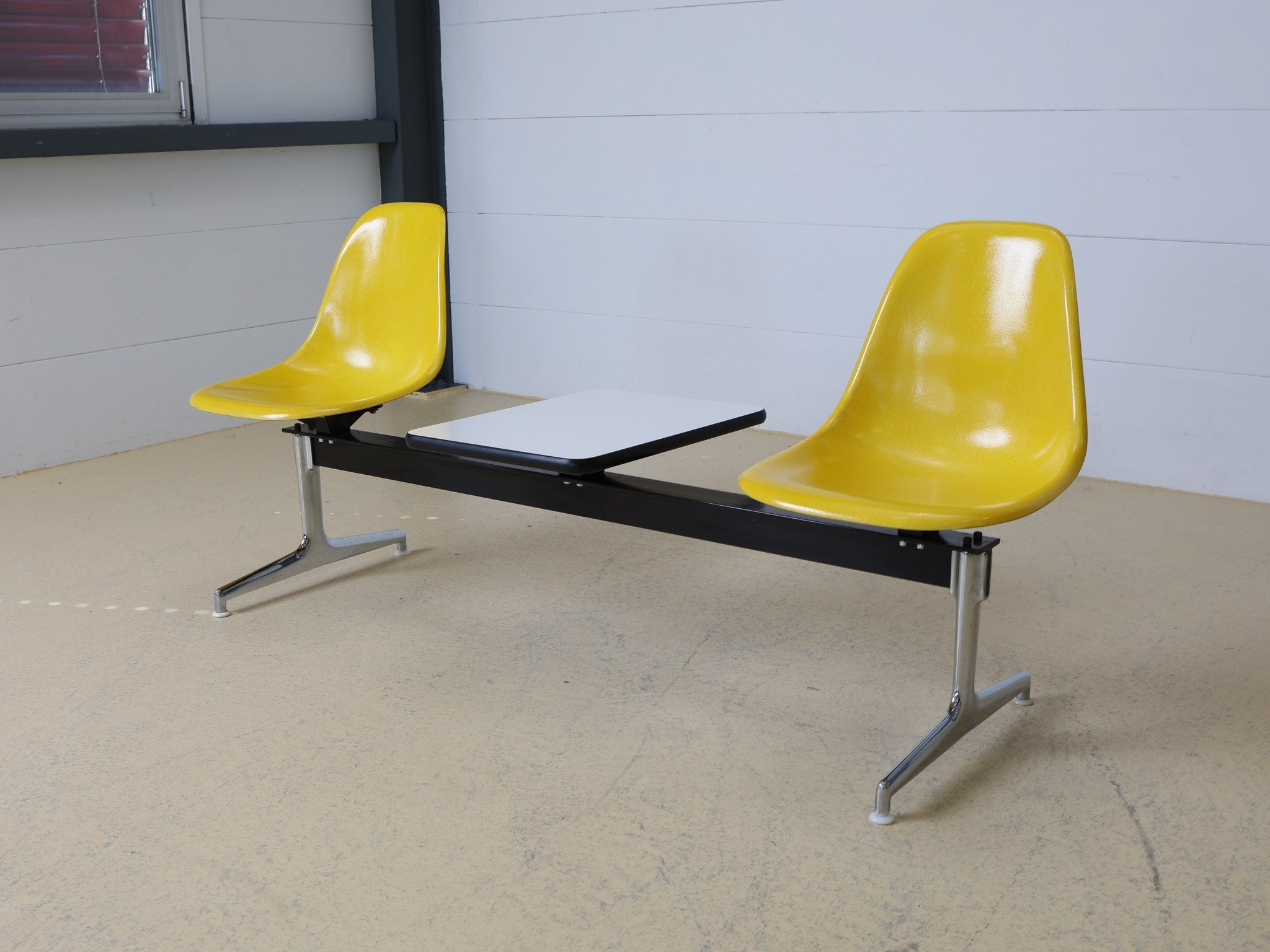 Herman Miller Tandem Seating in Bright Yellow mit weissem Beistelltisch, Seitenansicht