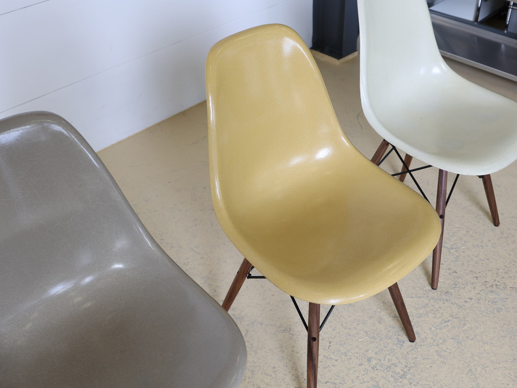 Eames DSW Fiberglass Chair Set vier Stühle in verschiedenen Farben mit Nussbaum Holzbeinen