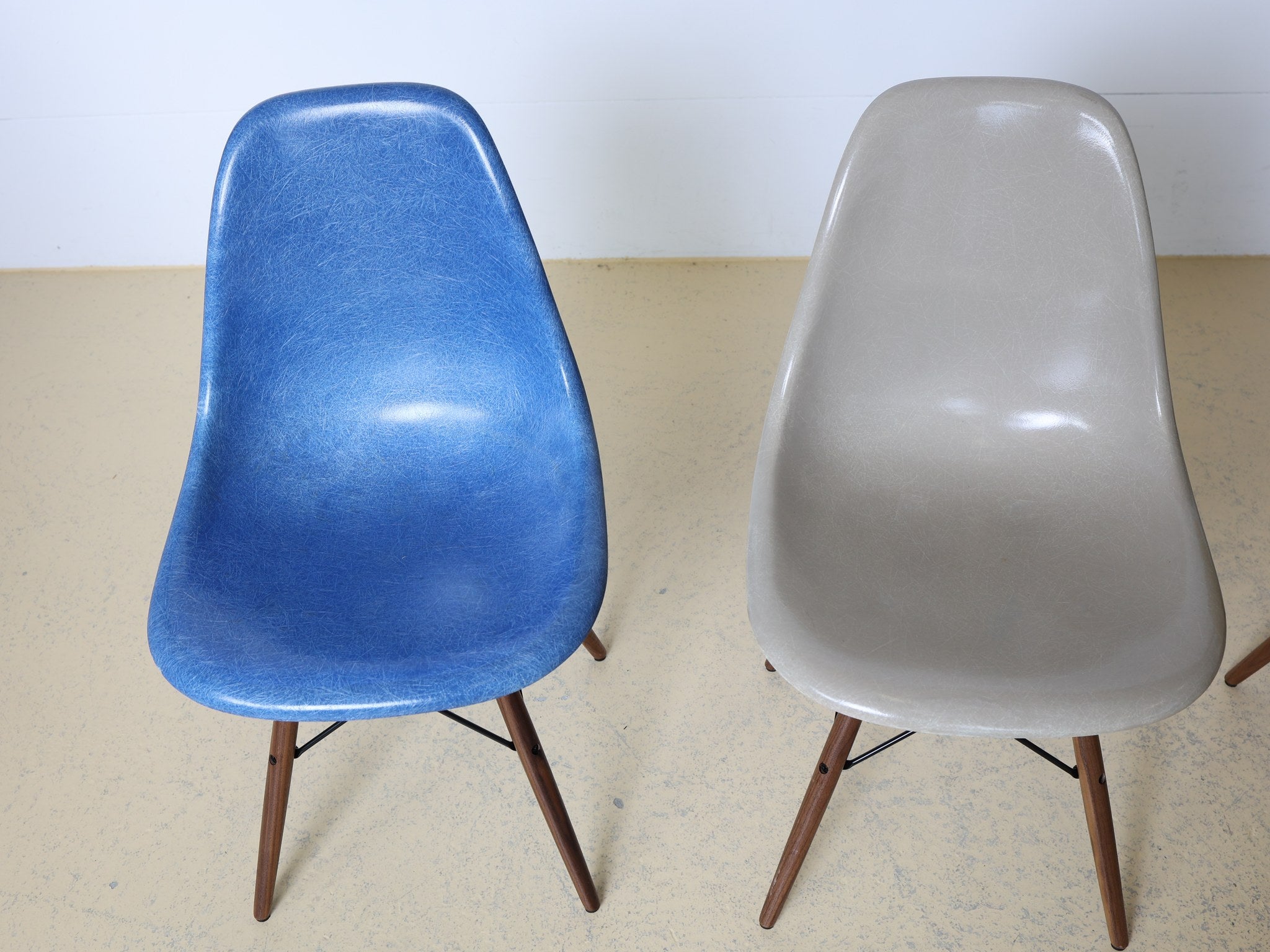 Eames DSW Fiberglass Chairs Set Gesamtansicht vier klassische Mid-Century Farben