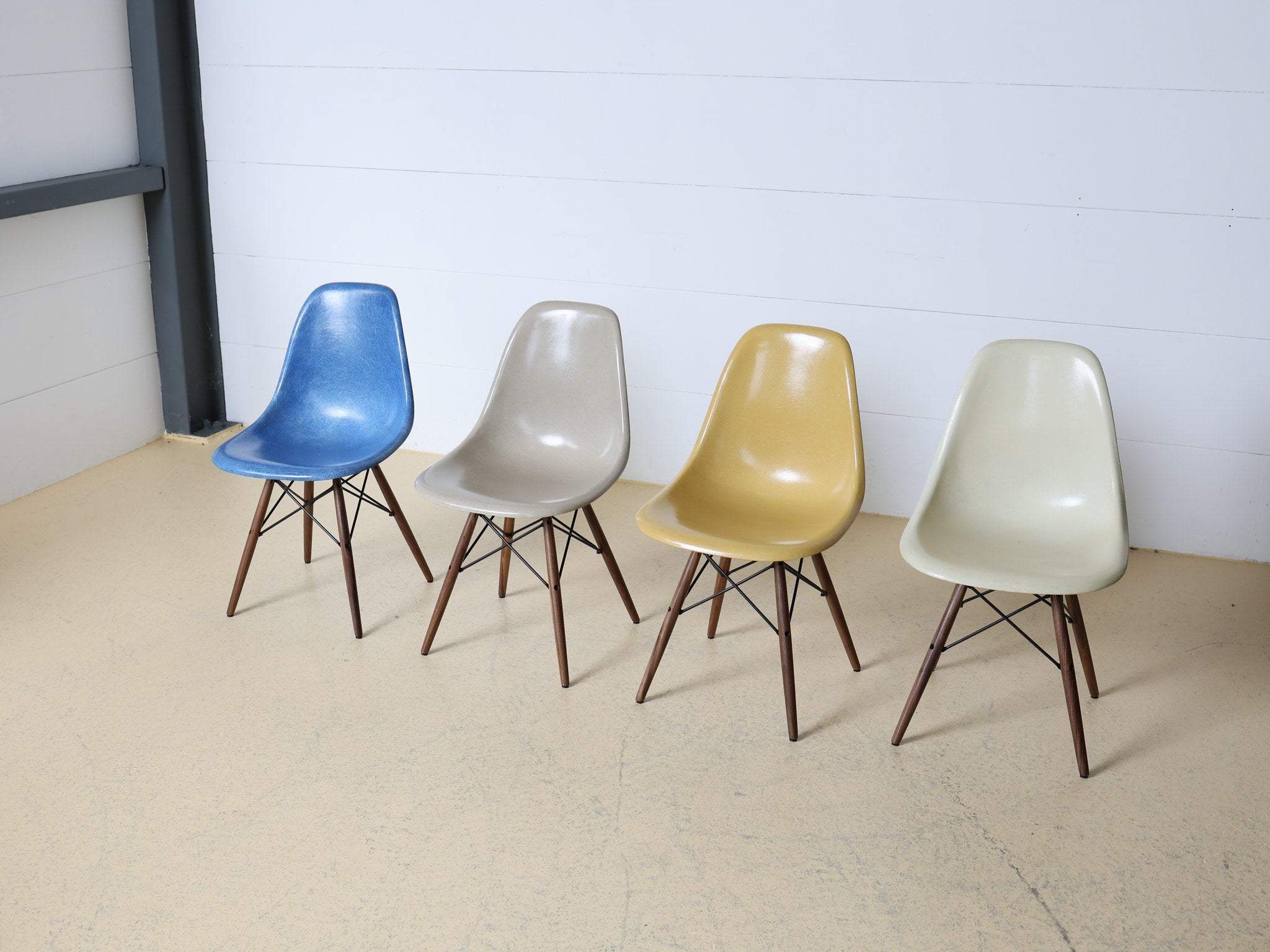 Materialdetail Fiberglass Schale mit charakteristischer Faserstruktur im Gegenlicht