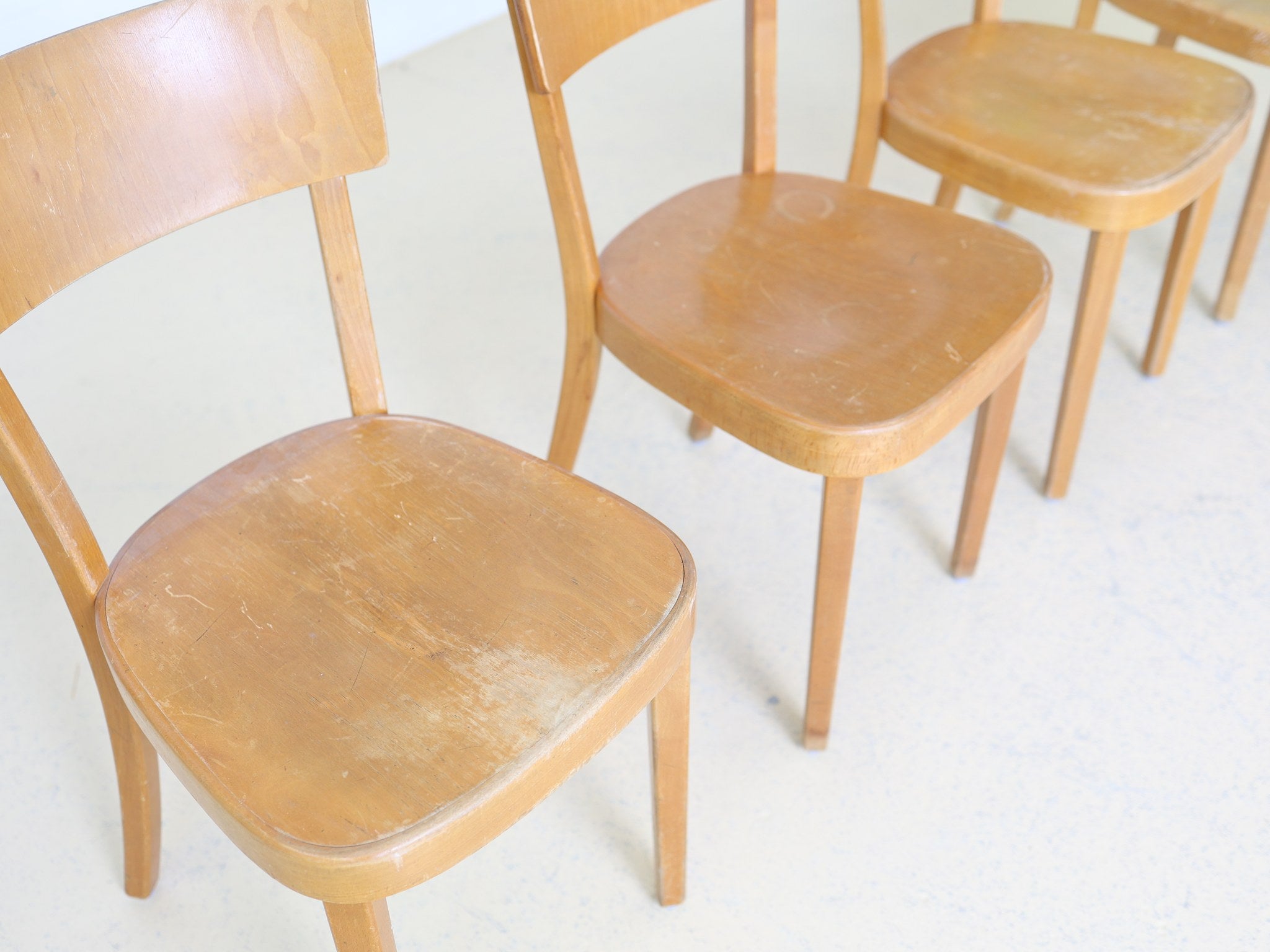 Detailaufnahme der Sitzfläche mit charakteristischen Gebrauchsspuren