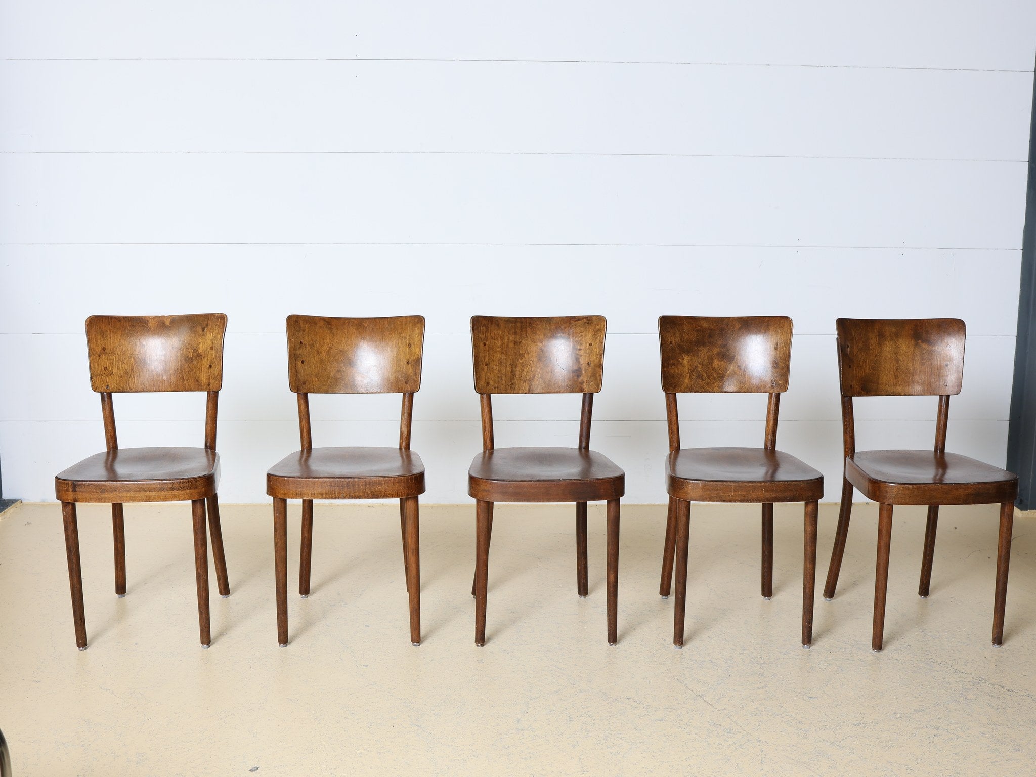 Schweizer Designklassiker Beizenstuhl Sitzfläche ergonomische Mulde