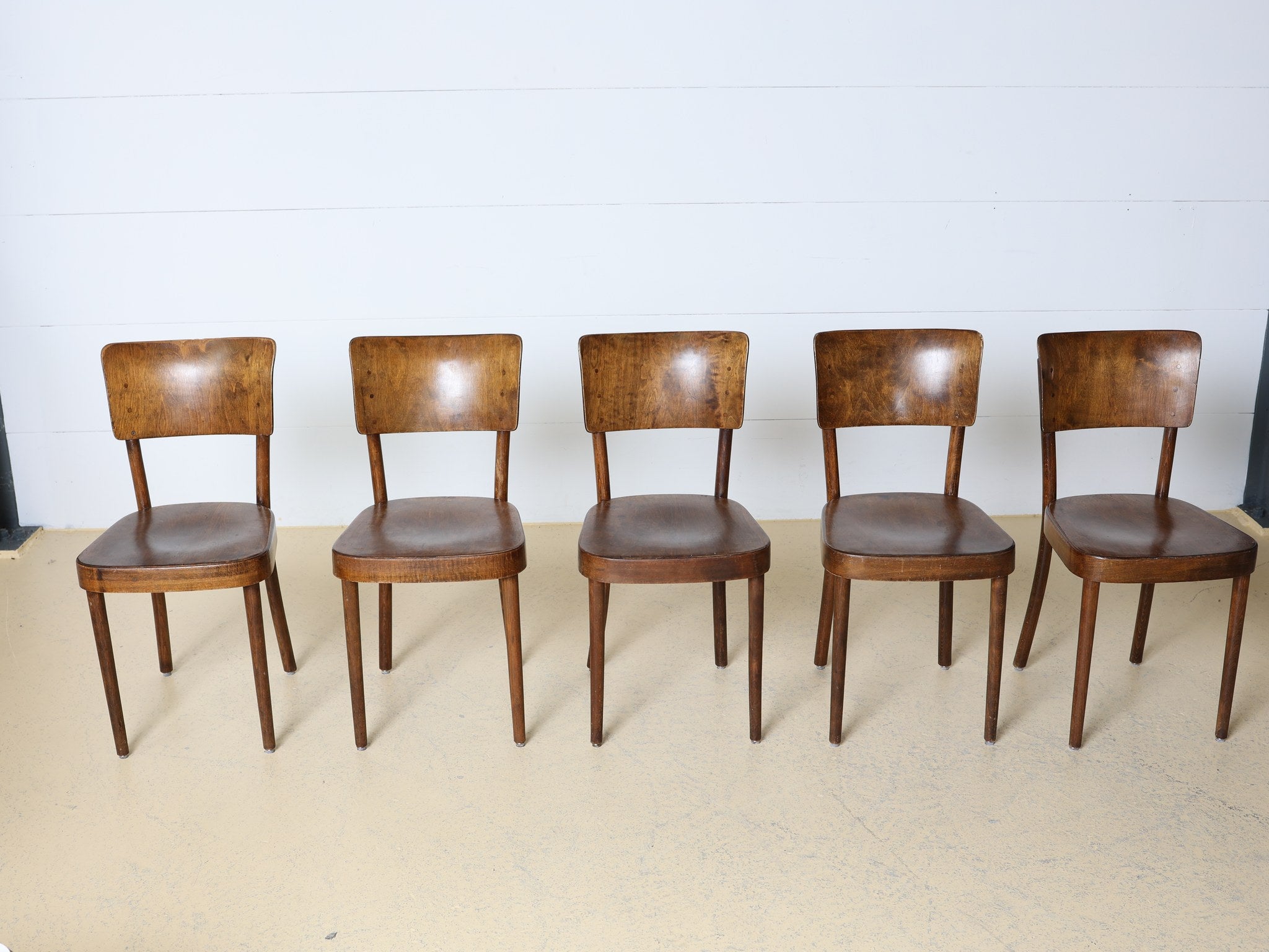 Fünf Horgen-Glarus Beizenstühle Nussbaum Gesamtansicht Esszimmer