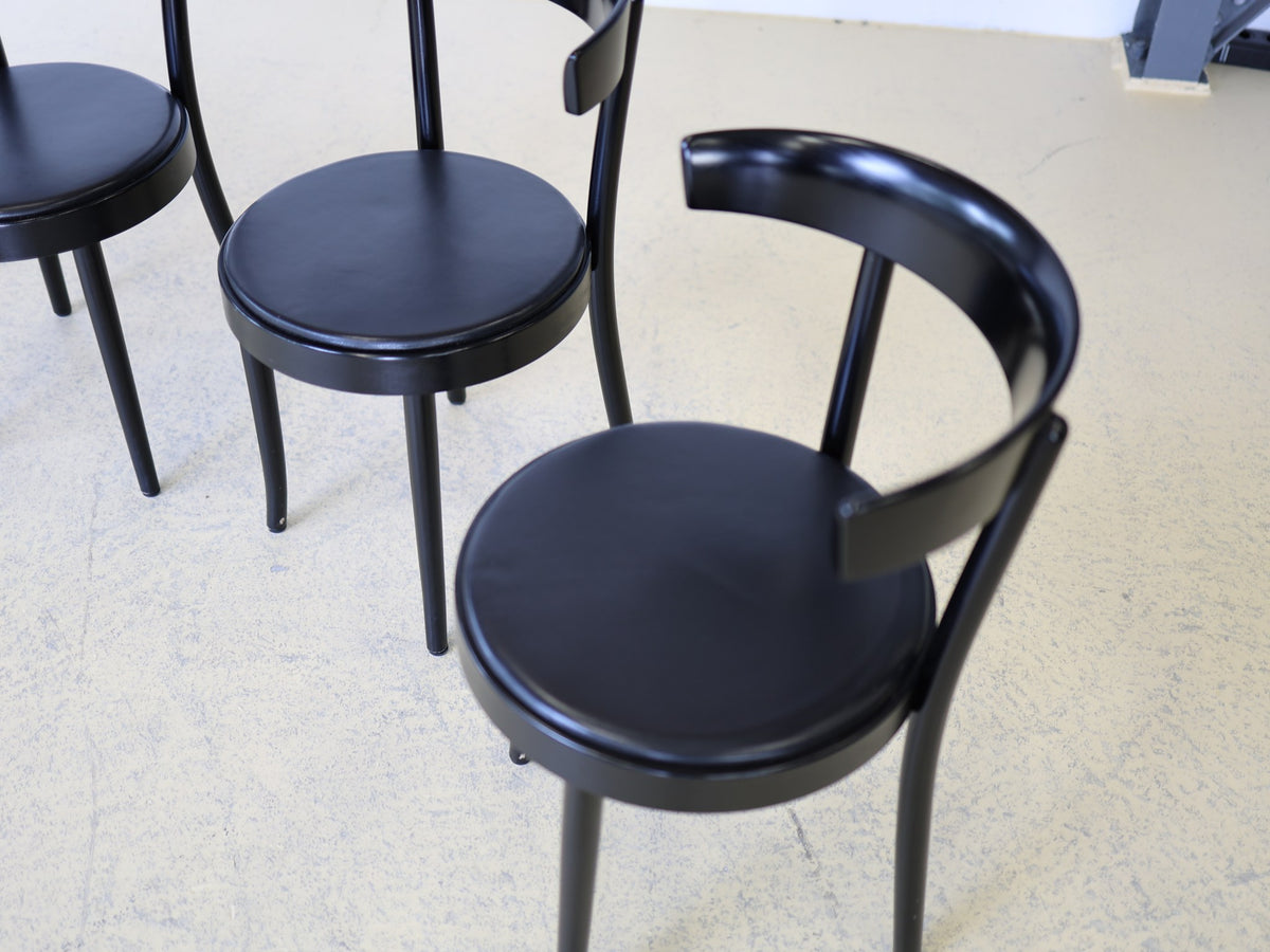 Detailansicht Rückenlehne Horgen-Glarus Bistrostuhl, halbkreisförmiger Hufeisenrücken, zwei Stäbe