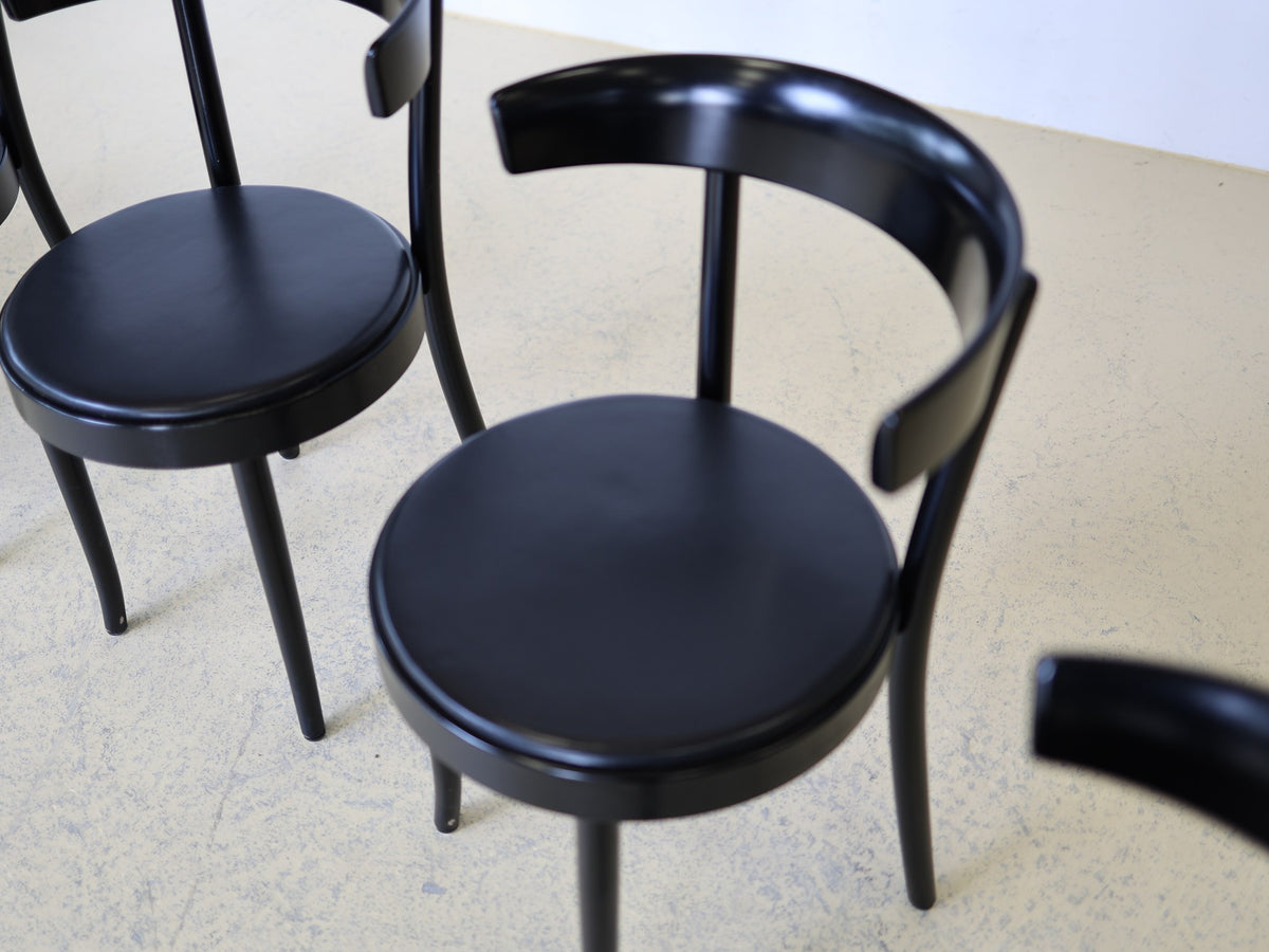 Horgen-Glarus Bistrostühle schwarz lackiert von vorne, runder Sitz mit Randlippe