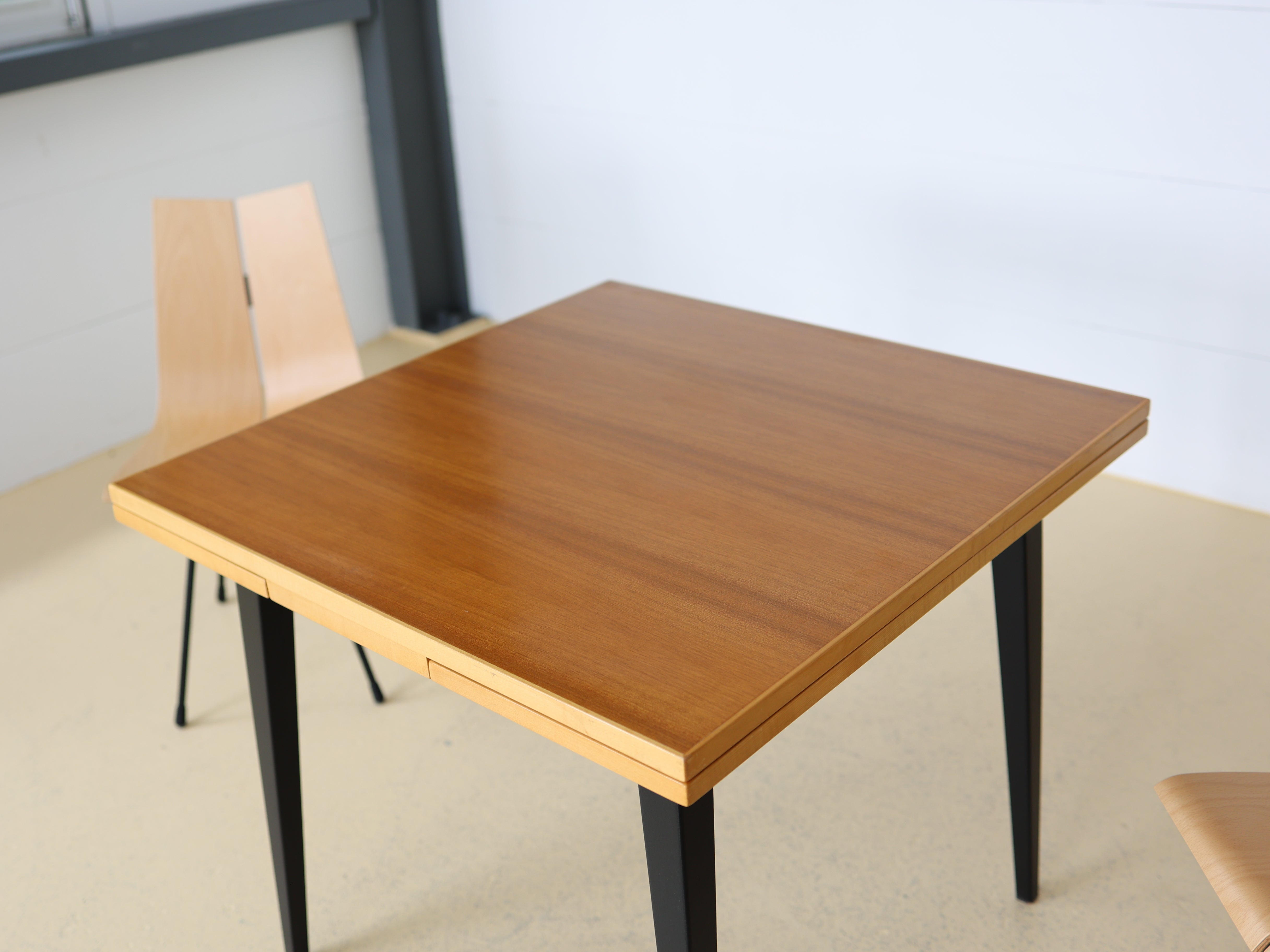 Klassischer Vintage Esstisch von Horgen Glarus aus Massivholz beidseitig ausziehbar von atelier TILIJA.