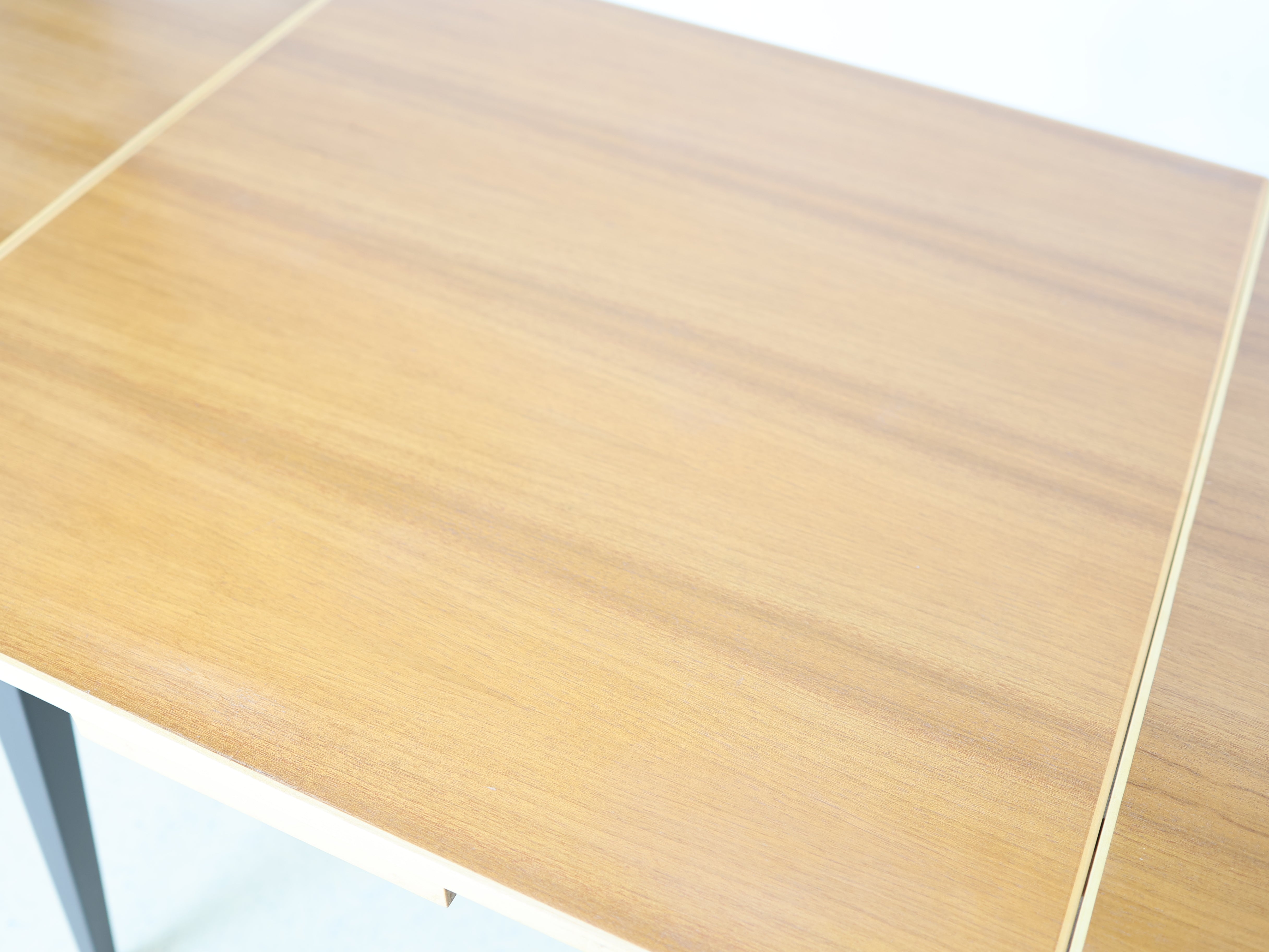 Klassischer Vintage Esstisch von Horgen Glarus aus Massivholz beidseitig ausziehbar von atelier TILIJA.