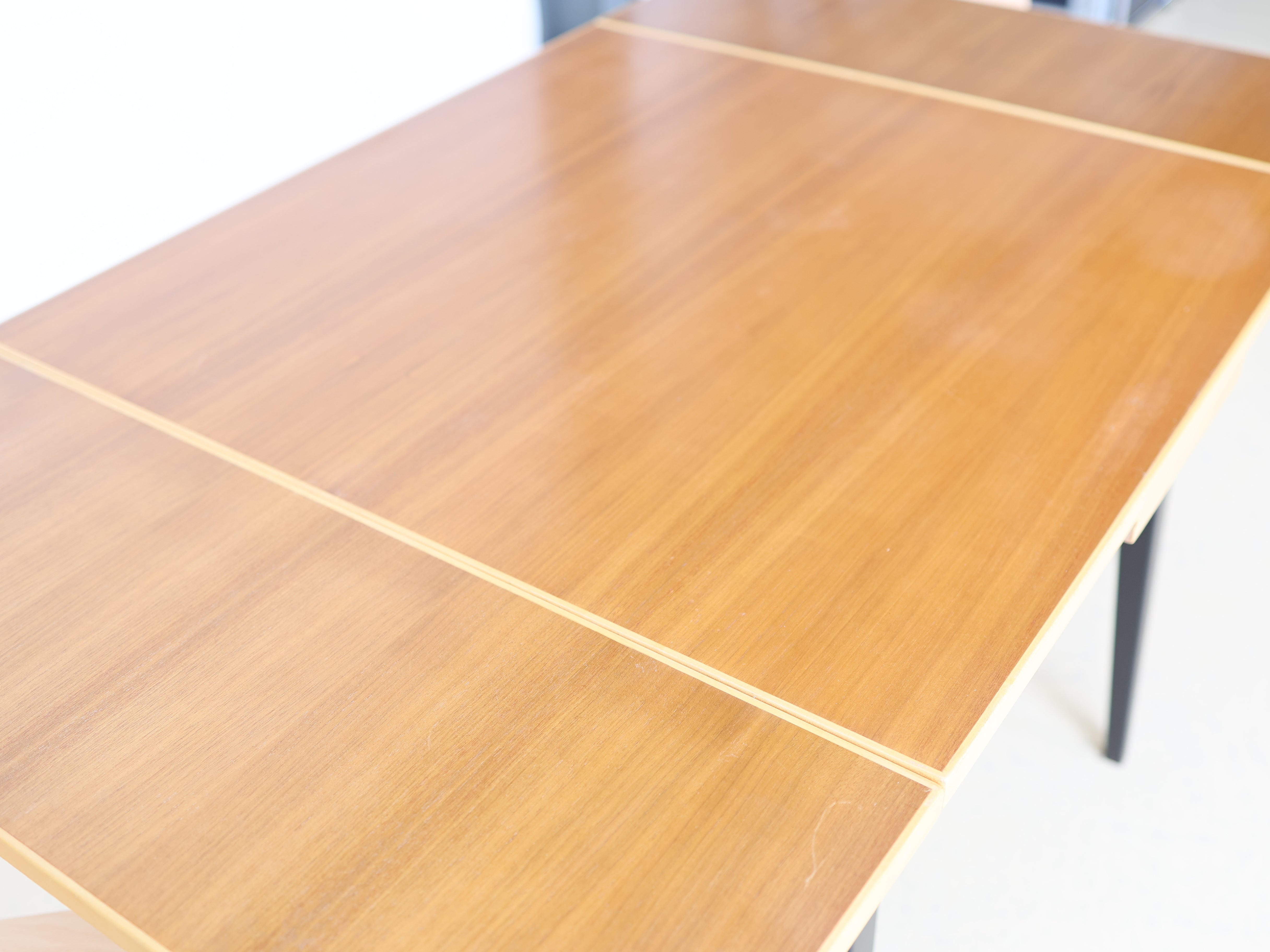 Klassischer Vintage Esstisch von Horgen Glarus aus Massivholz beidseitig ausziehbar von atelier TILIJA.