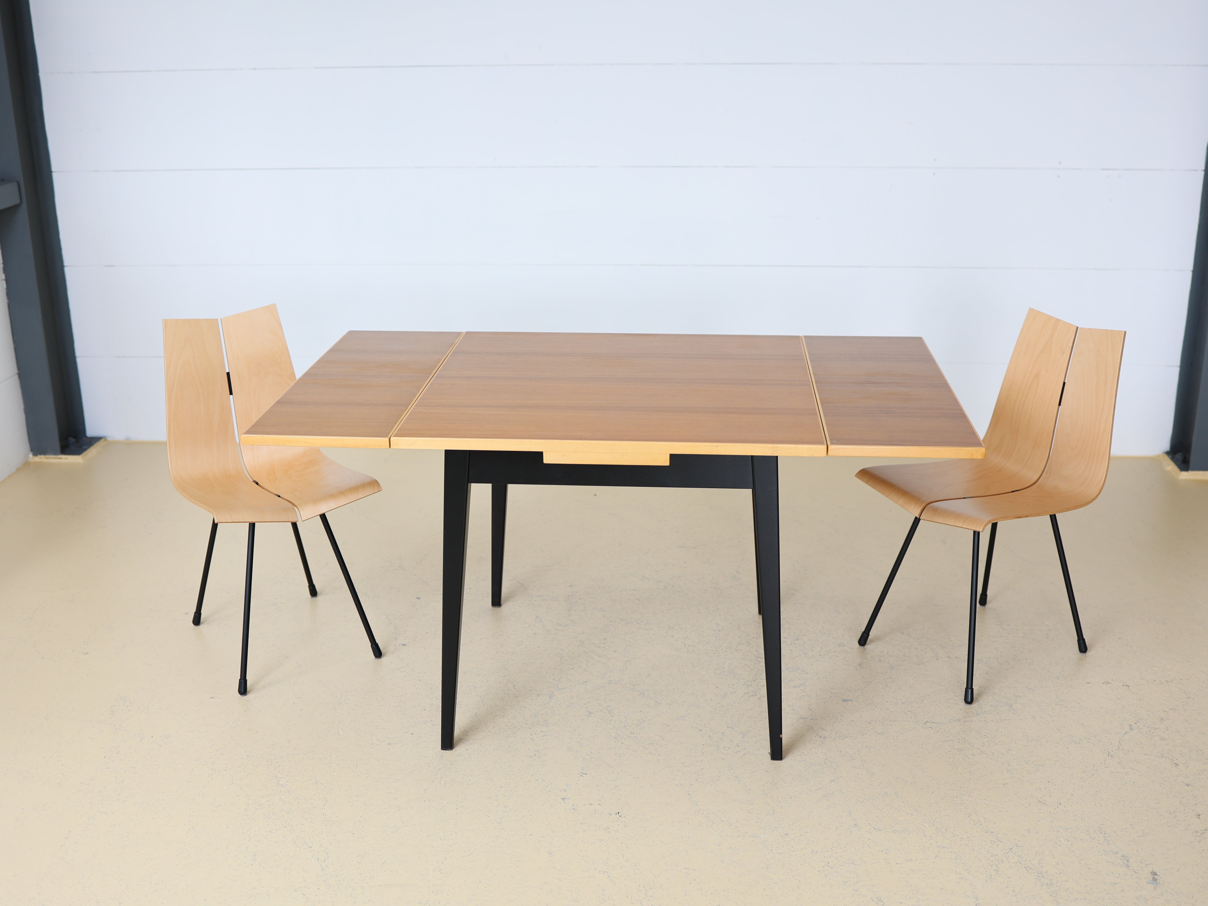 Klassischer Vintage Esstisch von Horgen Glarus aus Massivholz beidseitig ausziehbar von atelier TILIJA.