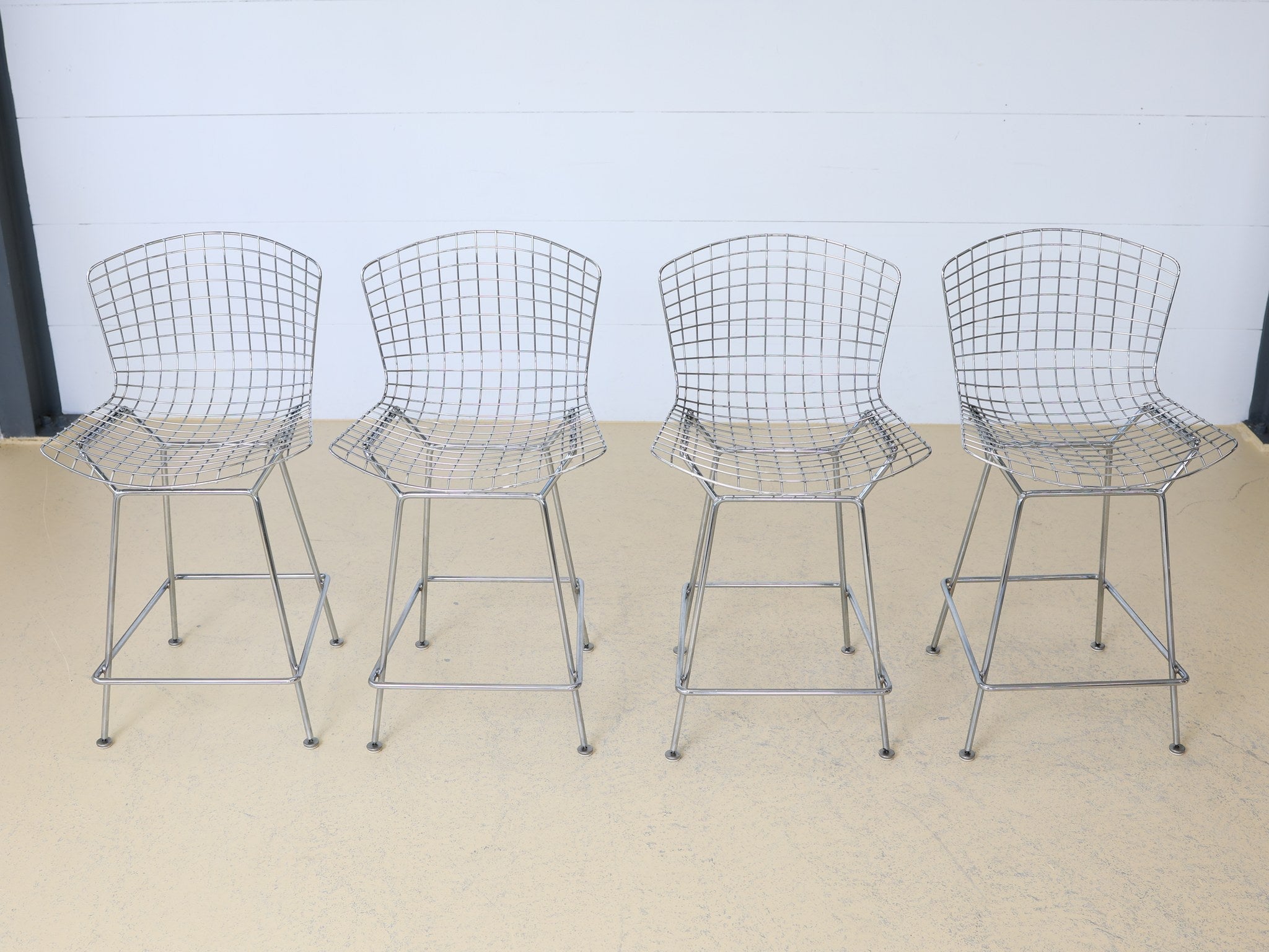 Knoll Bertoia Barhocker verchromt Seitenansicht mit Fussablage