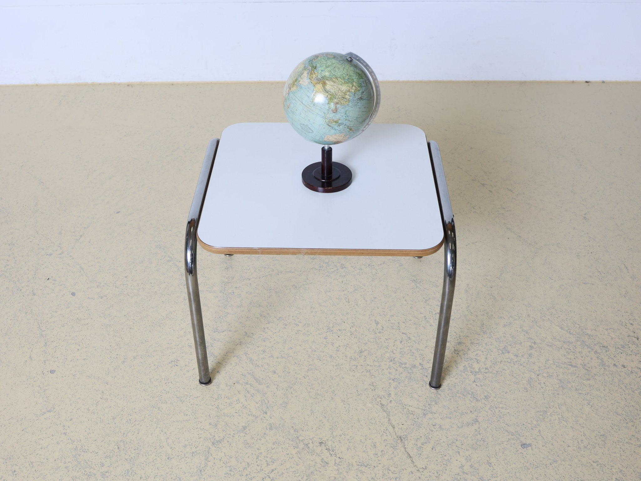 Marcel Breuer Laccio Beistelltisch mit weisser Laminatplatte und verchromtem Stahlrohrgestell