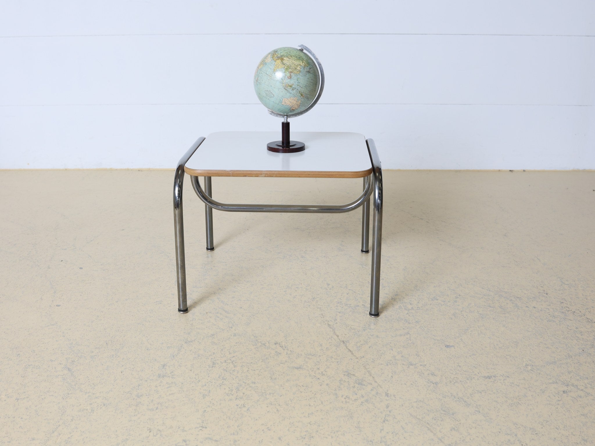 Marcel Breuer Design Klassiker mit eleganter Chromstruktur