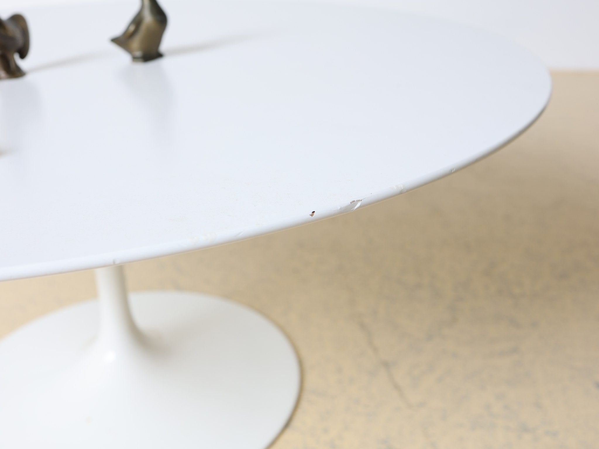 Tulip Coffee Table Oberfläche mit Verfärbungen nahe dem Fussansatz