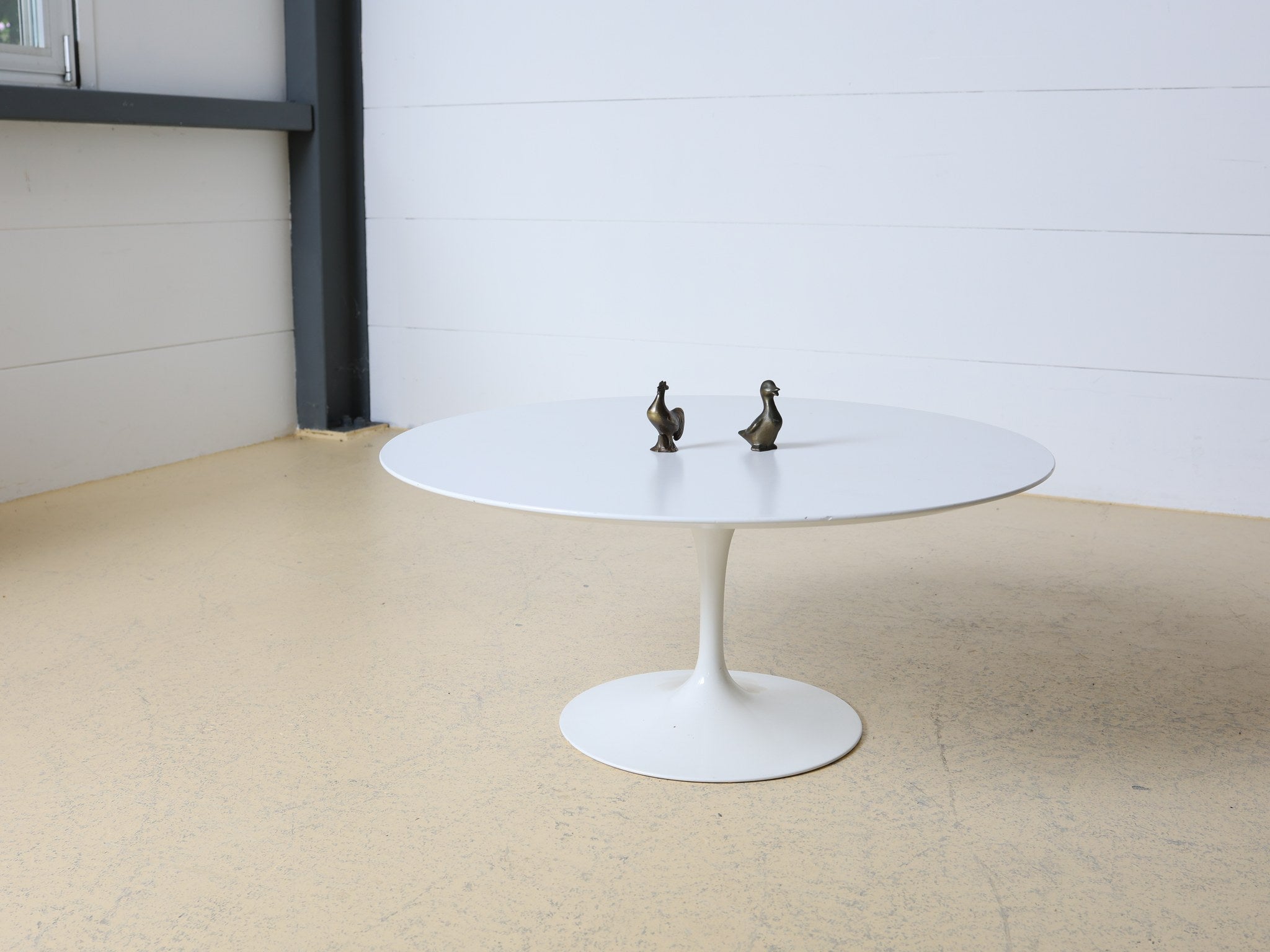 Knoll Tulip Table Mid-Century Modern Designklassiker seitliche Perspektive