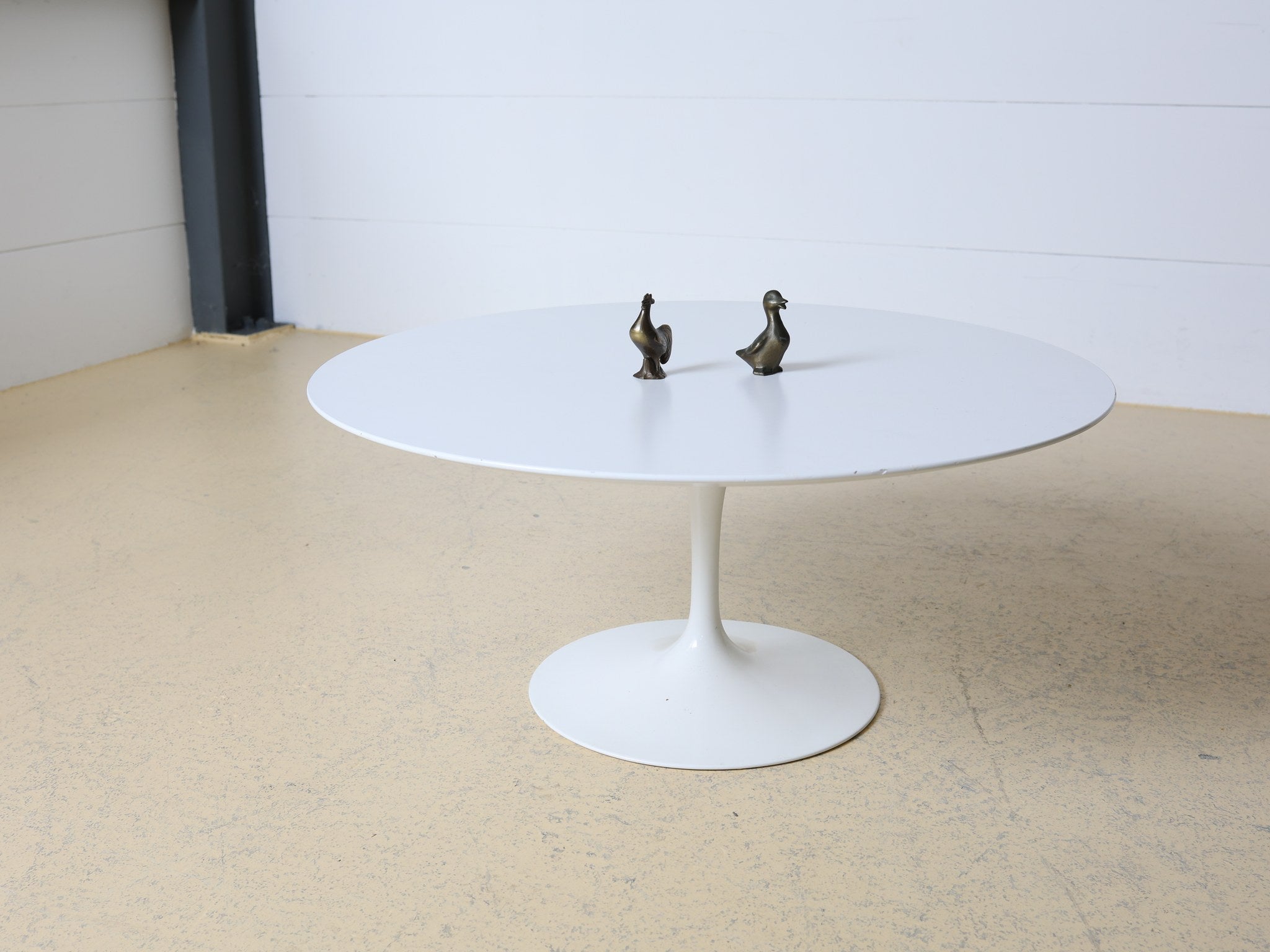 Saarinen Tulip Couchtisch von Knoll International elegante Gesamtansicht