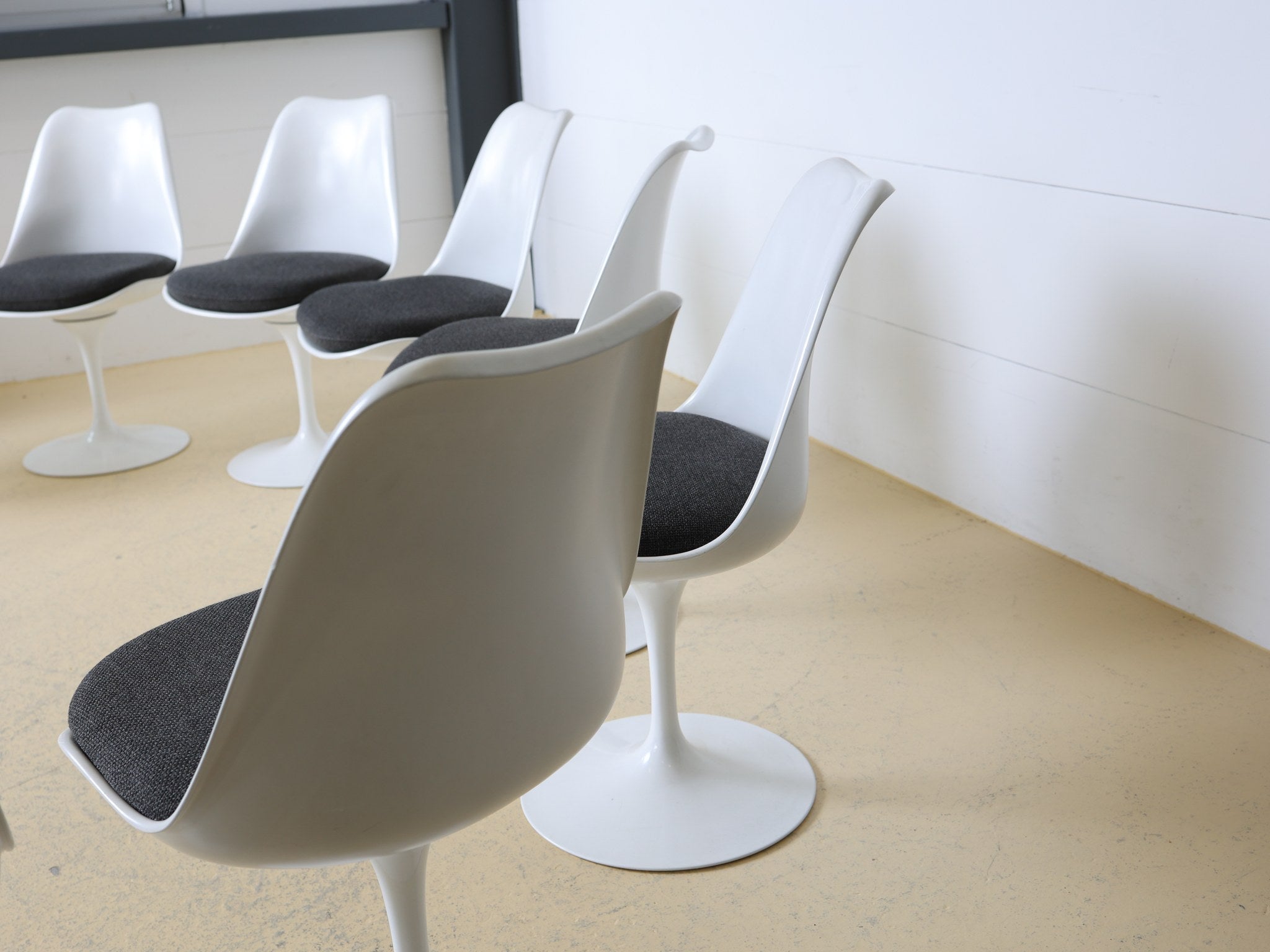 Elegantes Tulip Chair Set für acht Personen von Knoll International