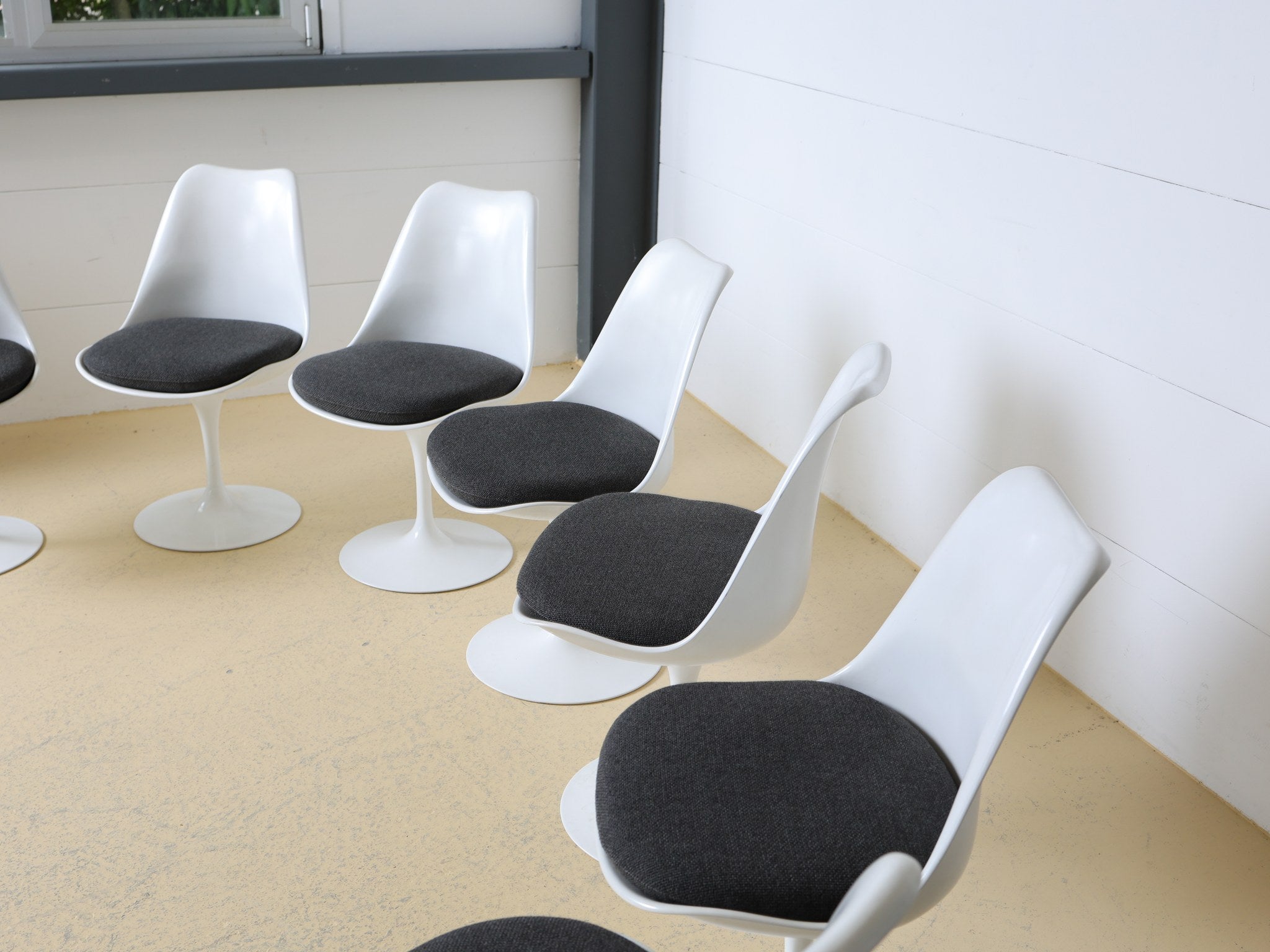 Detailaufnahme der gleichmässigen weissen Lackierung am Tulip Chair