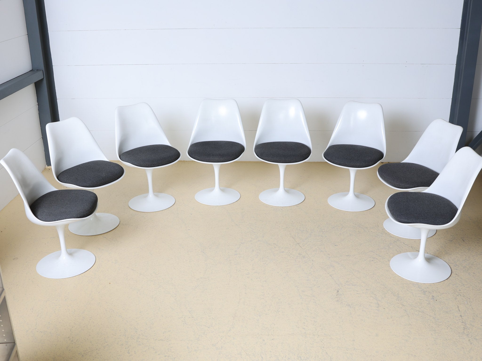 Tulip Chair Seitenansicht zeigt charakteristischen Tulpenfuss von Eero Saarinen